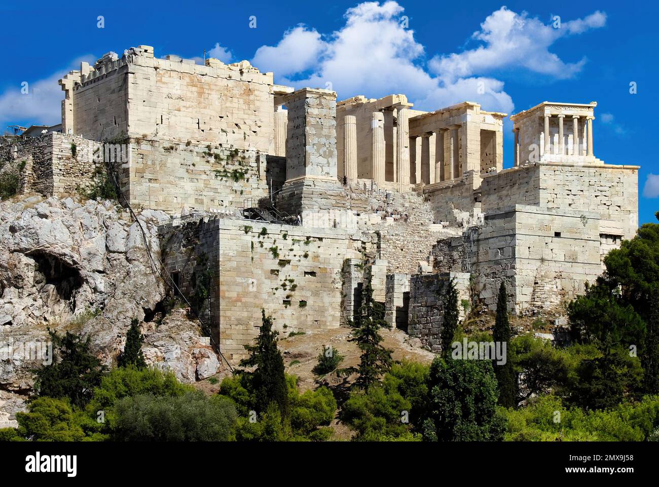Situato in una posizione strategica, che domina ogni angolo della città, l'Acropoli di Atene è il luogo più importante e famoso di tutta la Grecia Foto Stock