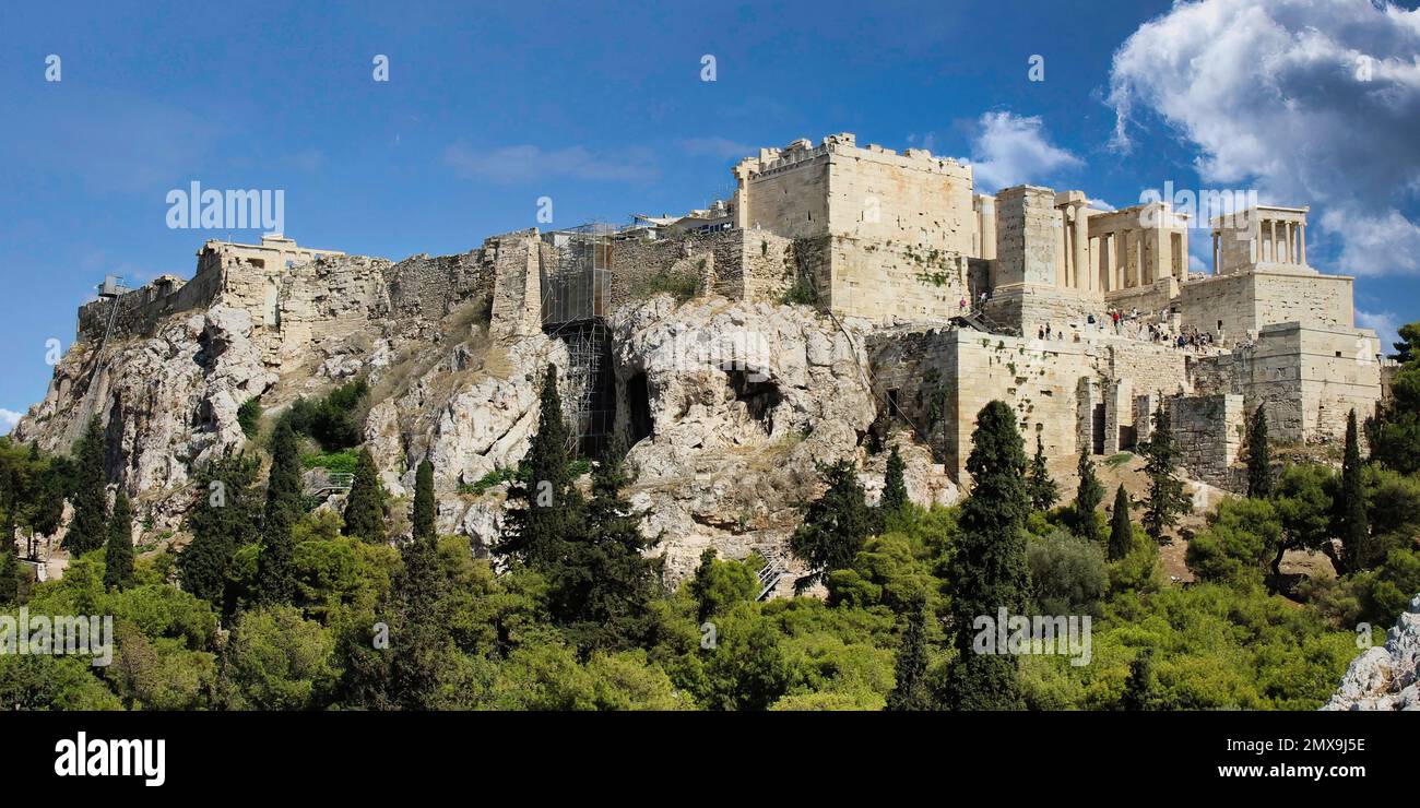 Situato in una posizione strategica, che domina ogni angolo della città, l'Acropoli di Atene è il luogo più importante e famoso di tutta la Grecia Foto Stock