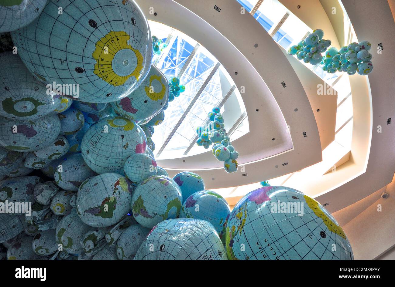 Toronto, Ontario / Canada - 04/10/2018: Un gruppo di palloni Planet Earth Globe è stato installato nell'atrio del centro di Scarborough. Walk amount WO Foto Stock