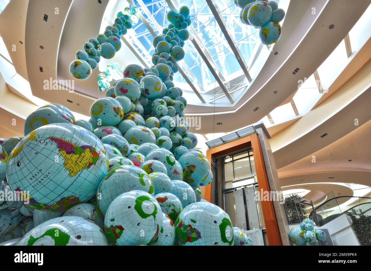 Un gruppo di palloni Planet Earth Globe è stato installato nell'atrio del centro di Scarborough. Walk Amount Worlds è un progetto d'arte pubblica in viaggio. Foto Stock
