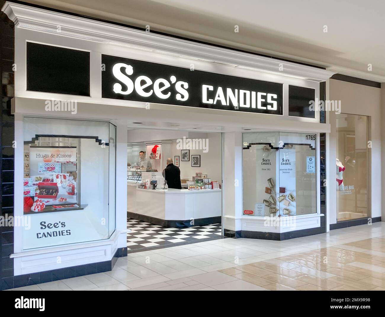 EDINA, MN, USA - 1 FEBBRAIO 2023: Store See's Candies e logo del marchio. Foto Stock