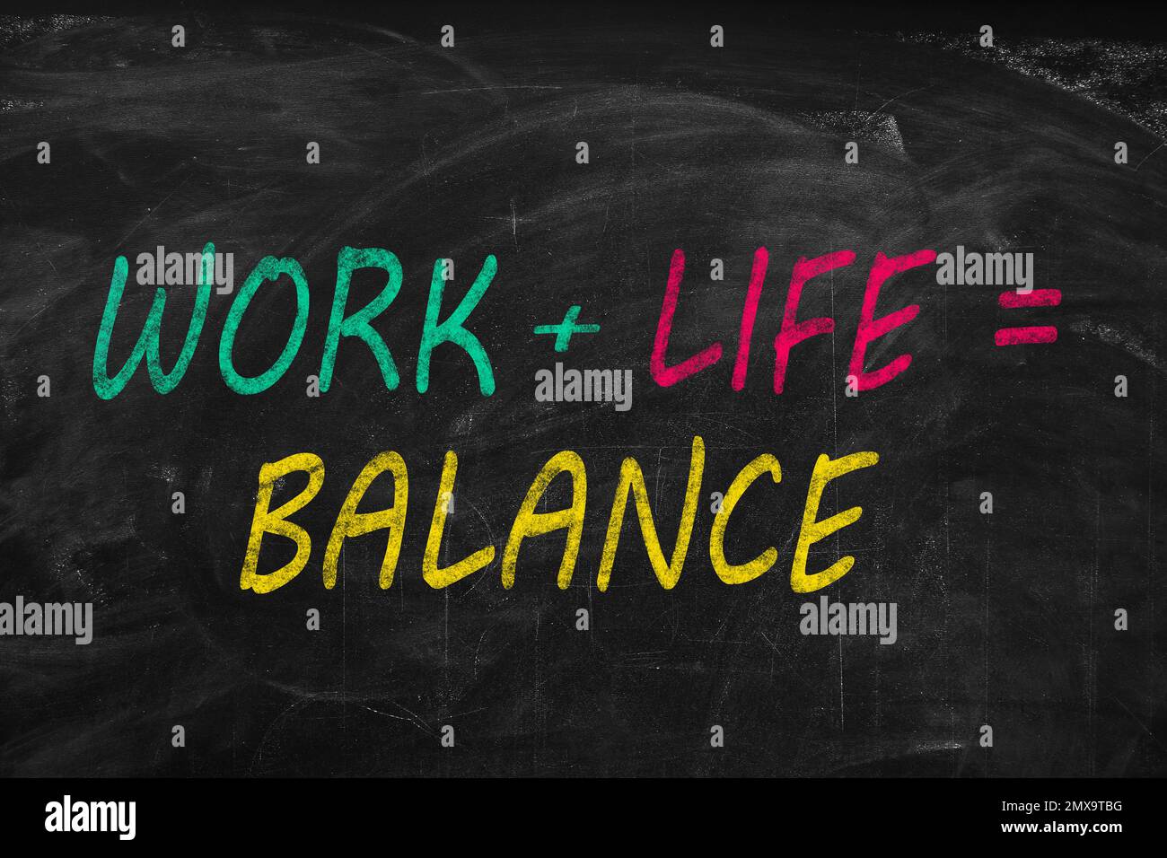 Concetto di equilibrio tra vita lavorativa e vita privata. Somma con parole scritte sulla lavagna Foto Stock