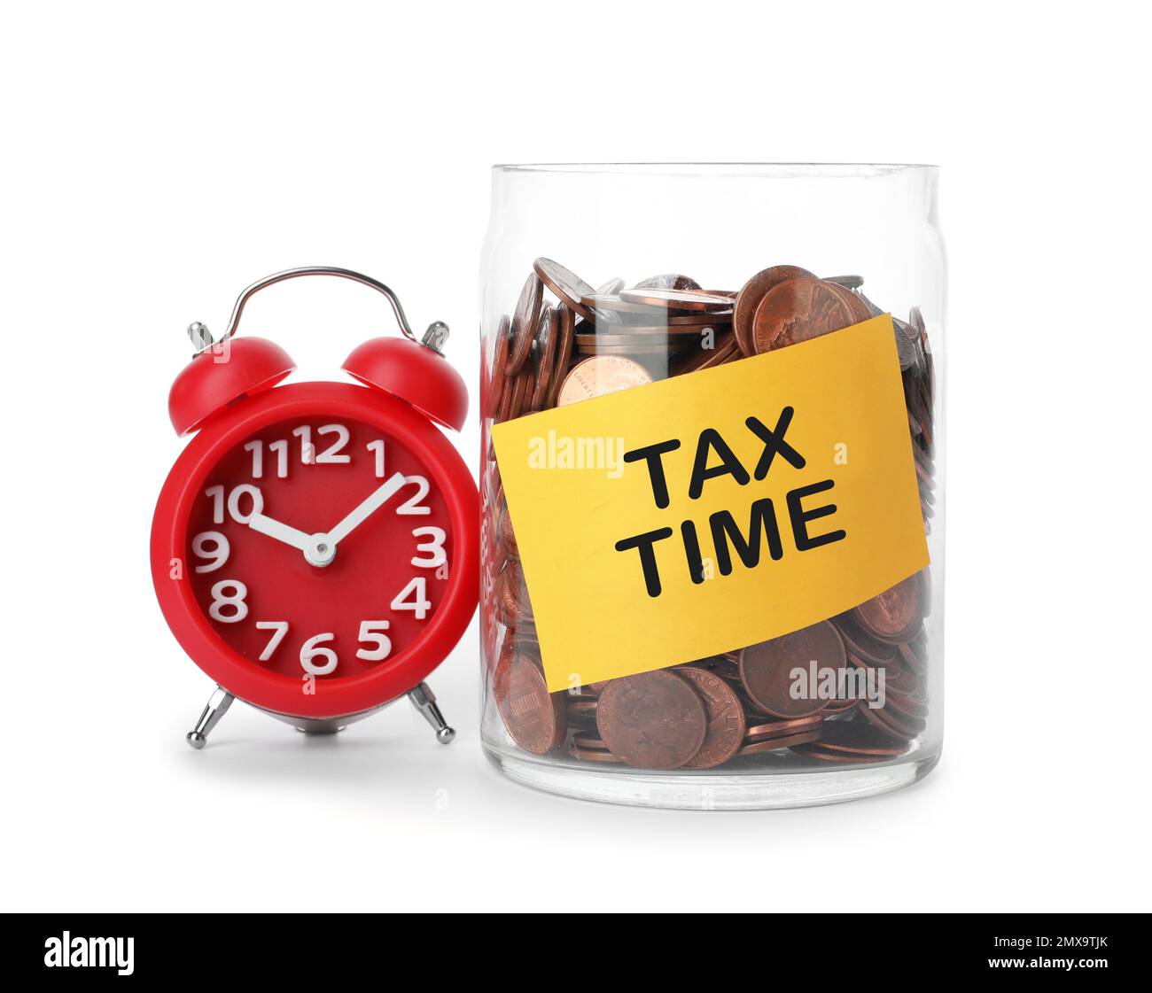 Tempo di pagare le tasse. Monete in vaso di vetro con etichetta e sveglia su sfondo bianco Foto Stock