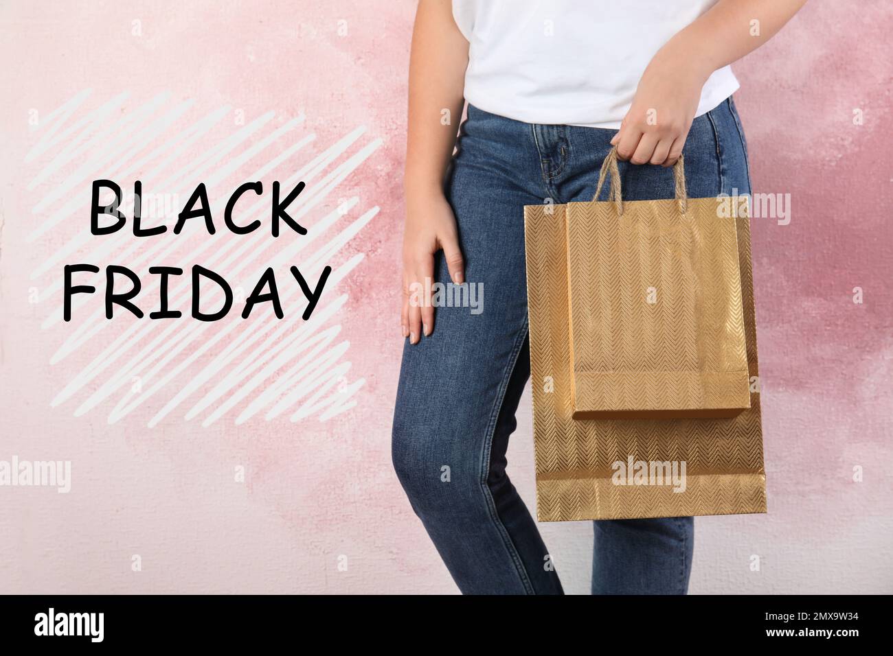 Donna con borse da shopping su sfondo rosa, primo piano. Offerta Black  Friday Foto stock - Alamy