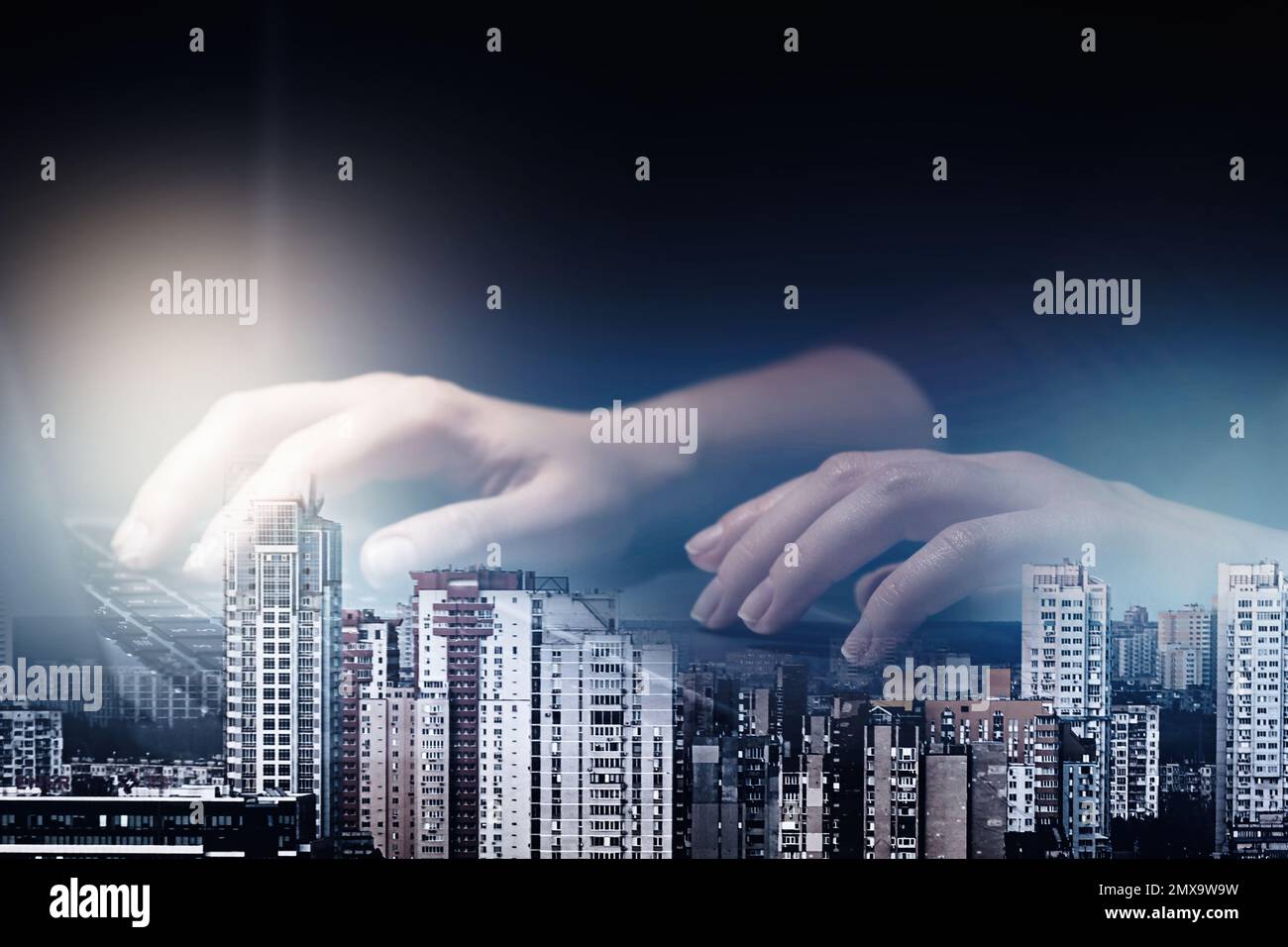 Doppia esposizione di programmatore femmina utilizzando computer portatile e paesaggio urbano, primo piano Foto Stock