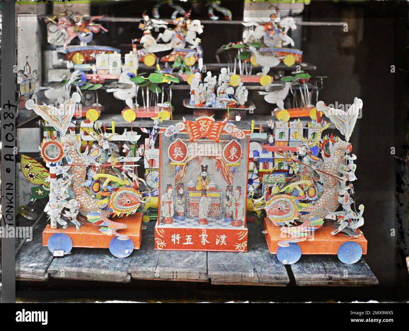 Hà-Nôi, Tonkin, Indochine Un particolare di giocattoli di ferro bianco dipinti, venduti al momento della Giornata dei bambini (mi-Automne Festival) , Léon Busy a Indochina Foto Stock