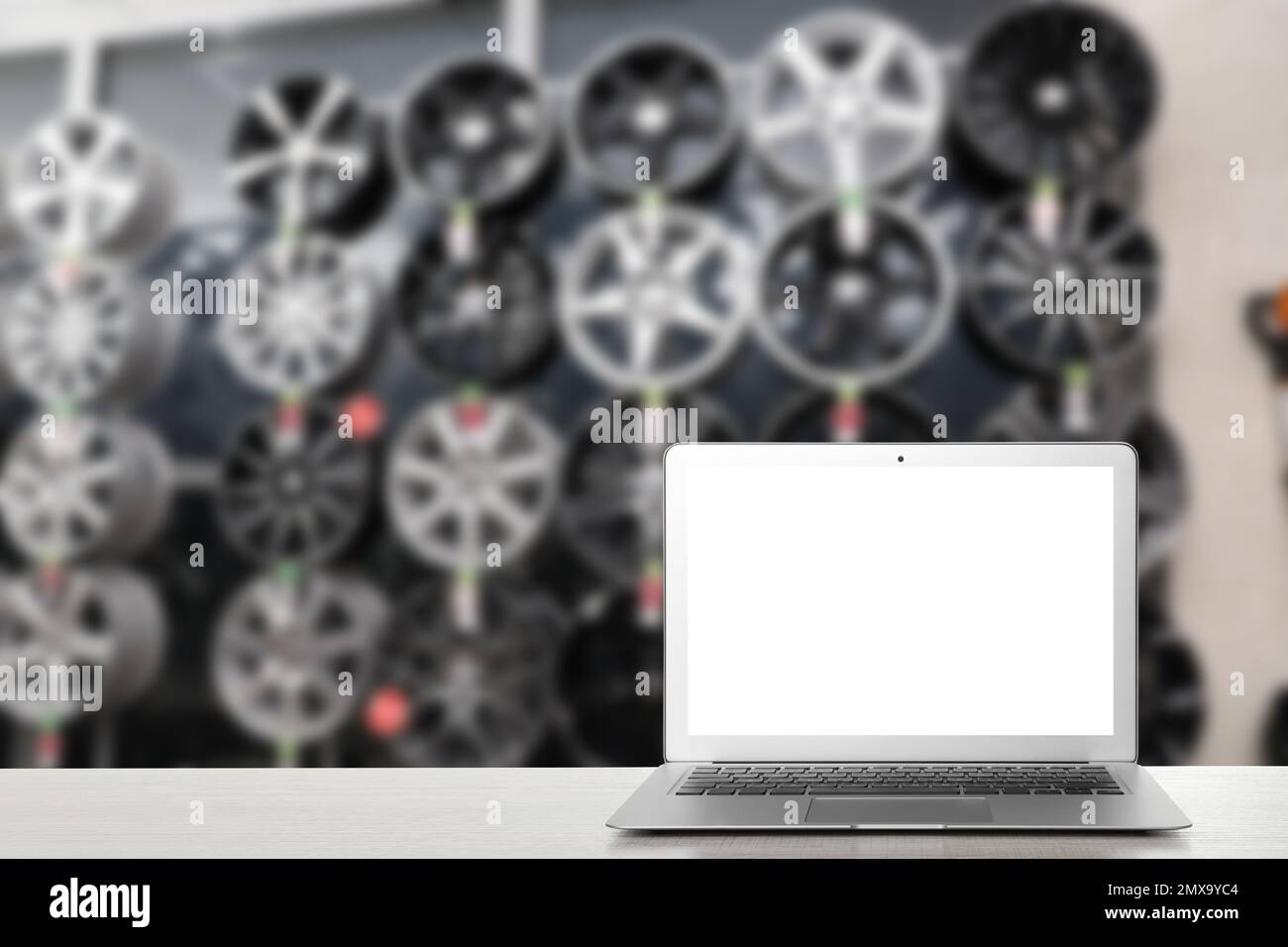 Moderno computer portatile sul tavolo in negozio auto. Spazio per il testo Foto Stock