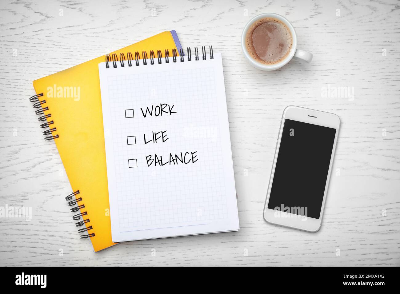 Concetto di equilibrio tra vita lavorativa e vita privata. Composizione a posa piatta con notebook, smartphone e tazza di caffè su sfondo chiaro Foto Stock