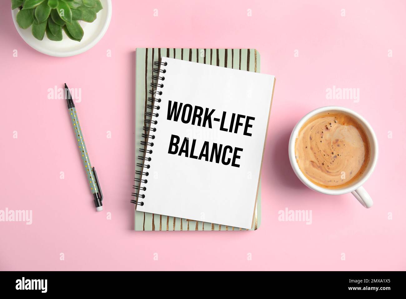 Concetto di equilibrio tra vita lavorativa e vita privata. Composizione piatta con taccuini e caffè su sfondo rosa Foto Stock