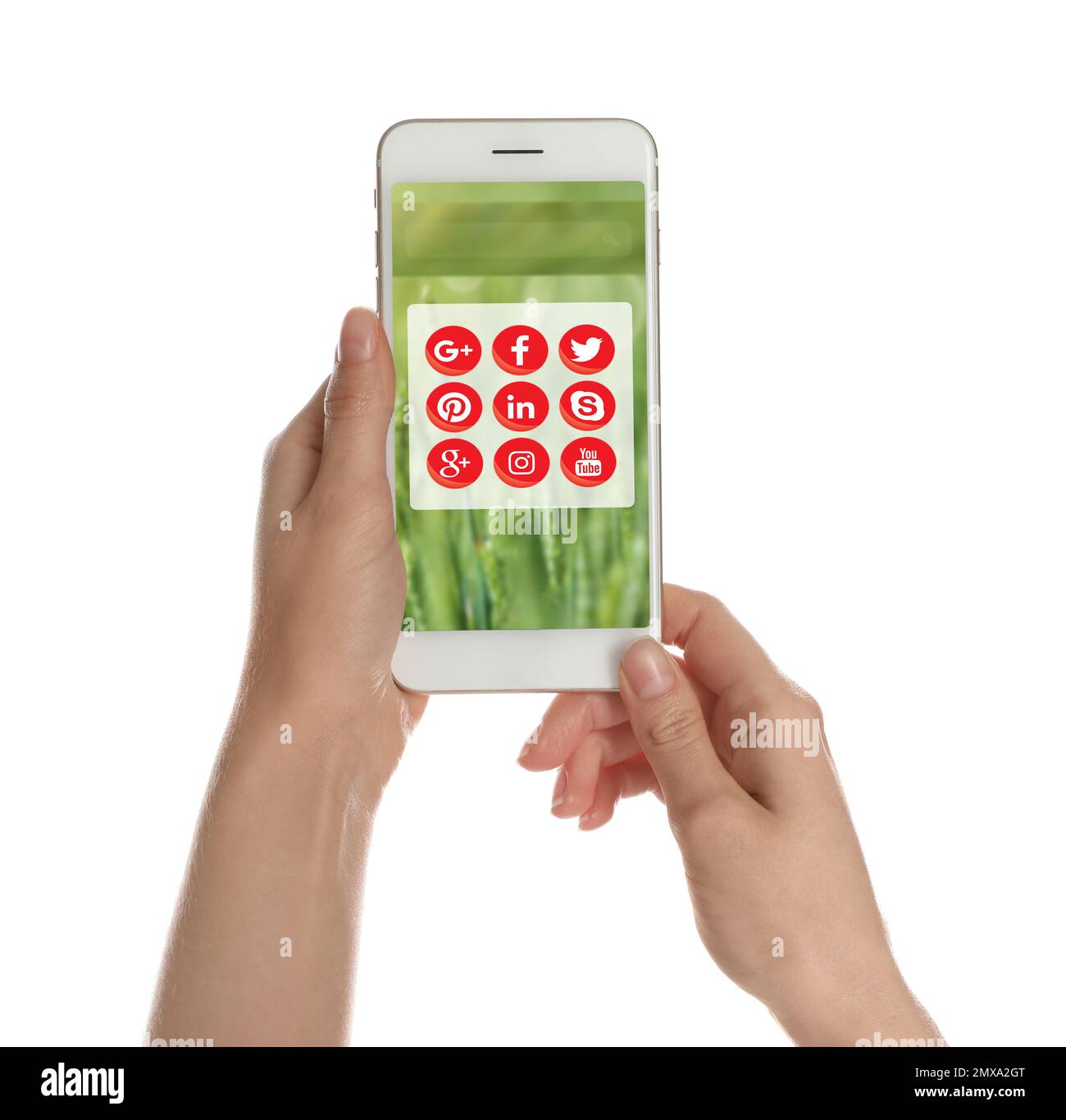 MYKOLAIV, UCRAINA - 30 APRILE 2020: Donna che tiene il telefono con le icone delle app dei social media su sfondo bianco, primo piano Foto Stock