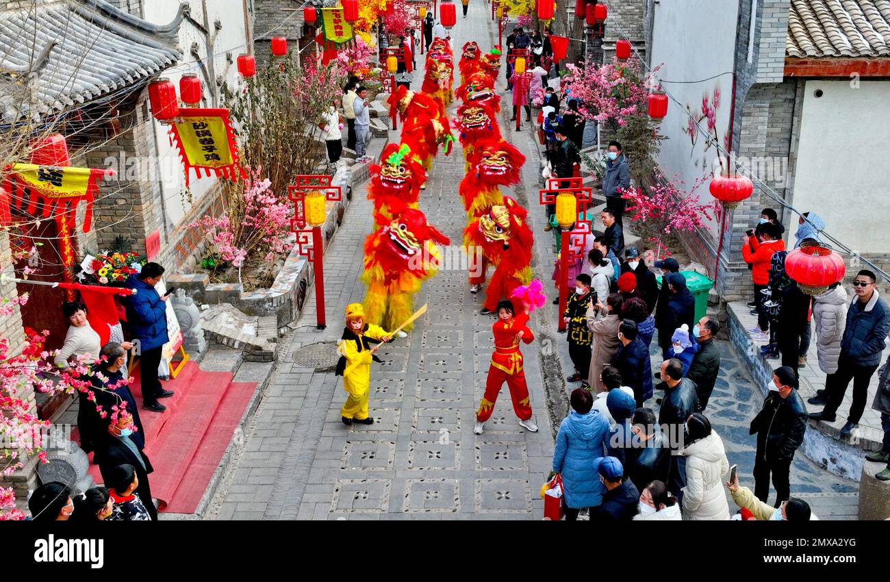 ZHANGYE, CINA - 2 FEBBRAIO 2023 - Una squadra di ballo del leone si esibisce per le messe nel villaggio di coltura popolare di Zhangye, provincia di Gansu della Cina nord-occidentale, febbraio 2 Foto Stock