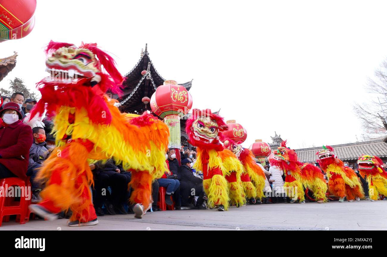 ZHANGYE, CINA - 2 FEBBRAIO 2023 - Una squadra di ballo del leone si esibisce per le messe nel villaggio di coltura popolare di Zhangye, provincia di Gansu della Cina nord-occidentale, febbraio 2 Foto Stock