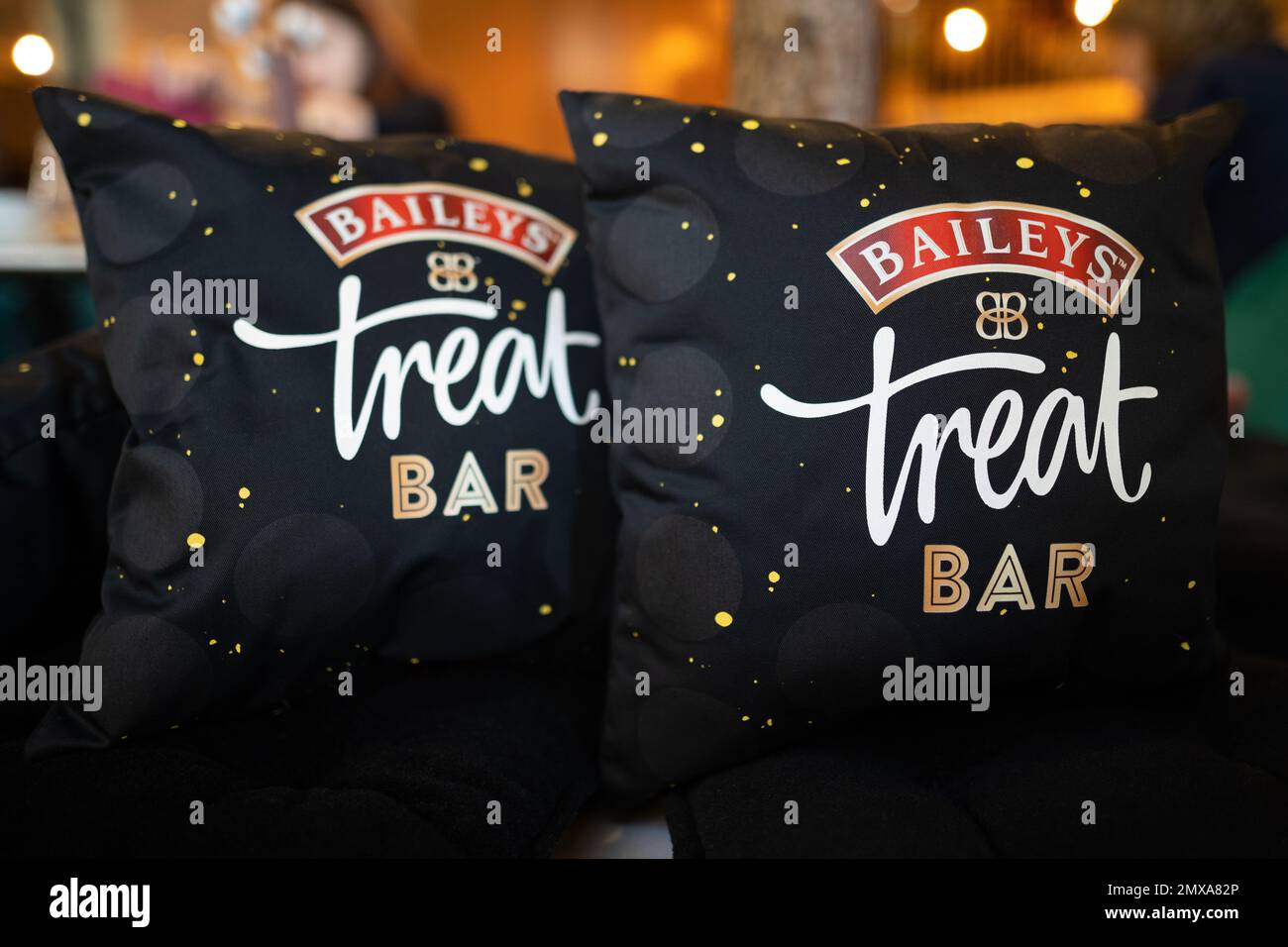 LVIV, UCRAINA - 26 OTTOBRE 2022: baileys Treat bar, prodotti di marca di cuscini e coperte calde per acquirenti e clienti Foto Stock