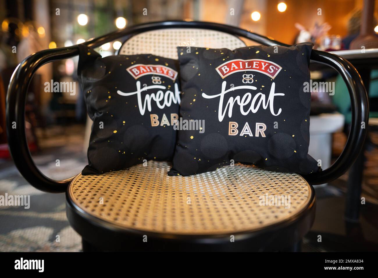 LVIV, UCRAINA - 26 OTTOBRE 2022: baileys Treat bar, prodotti di marca di cuscini e coperte calde per acquirenti e clienti Foto Stock