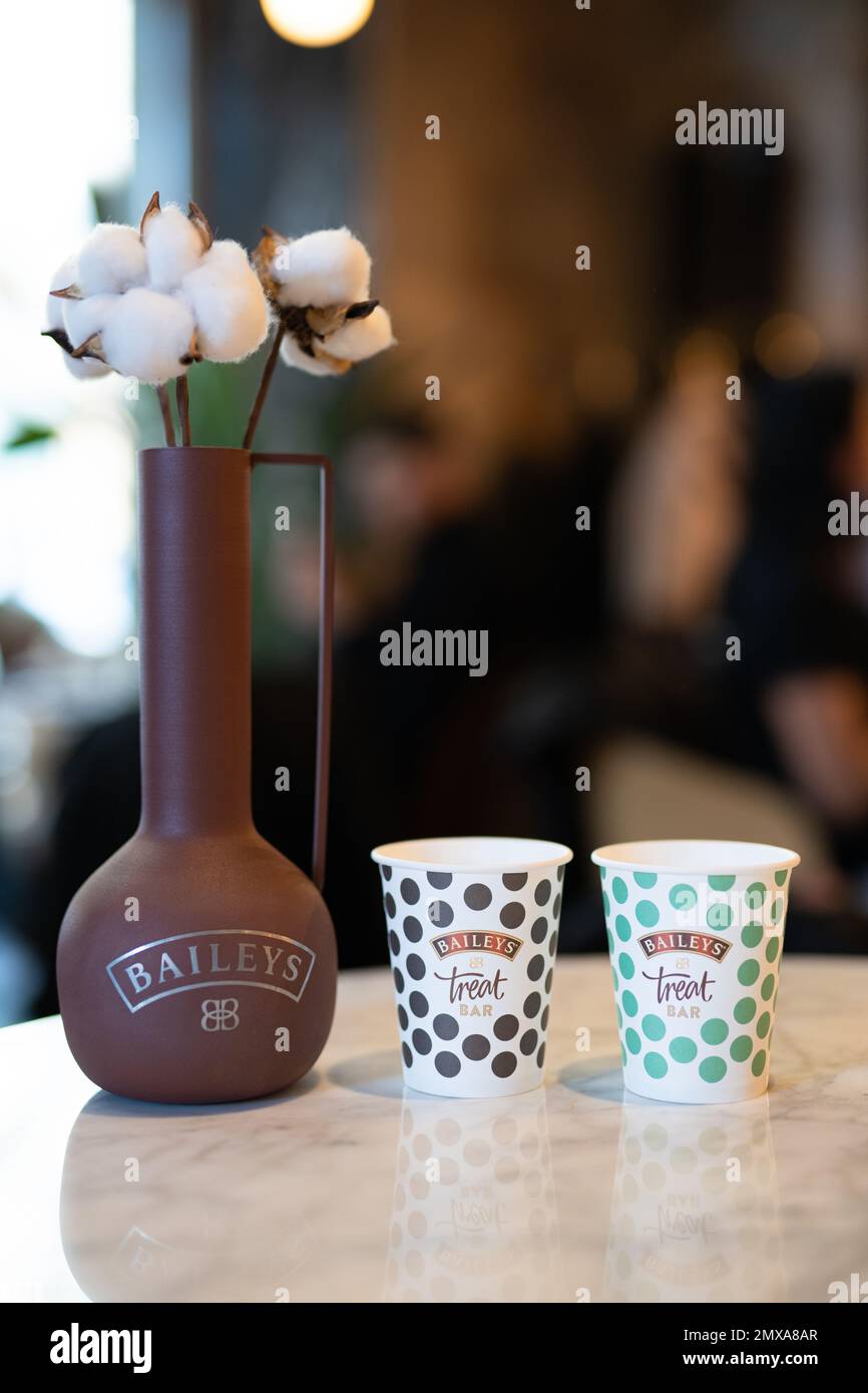 LVIV, UCRAINA - 26 OTTOBRE 2022: baileys Treat bar, branded per le bevande sul tavolo Foto Stock