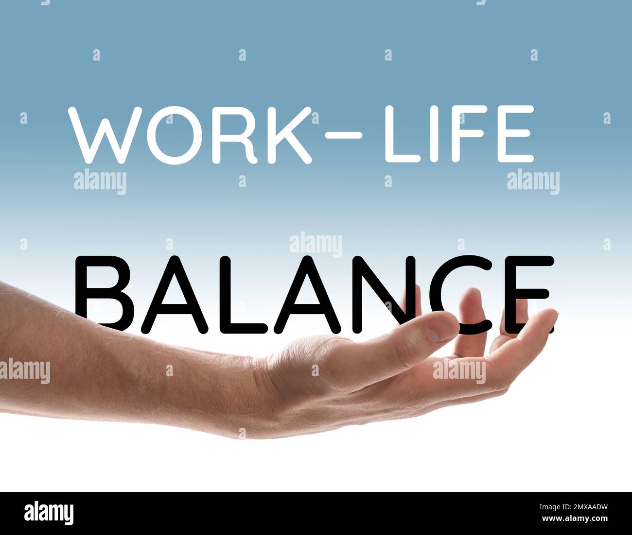 Uomo che mostra il testo equilibrio lavoro-vita su sfondo chiaro, primo piano Foto Stock