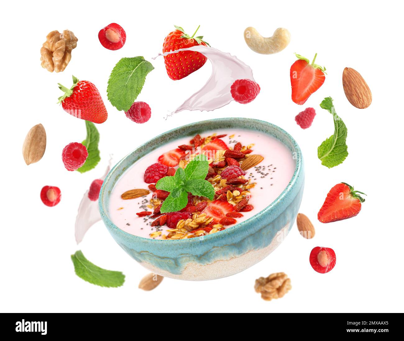 Deliziosi yogurt, muesli, noci e frutti di bosco su sfondo bianco Foto Stock