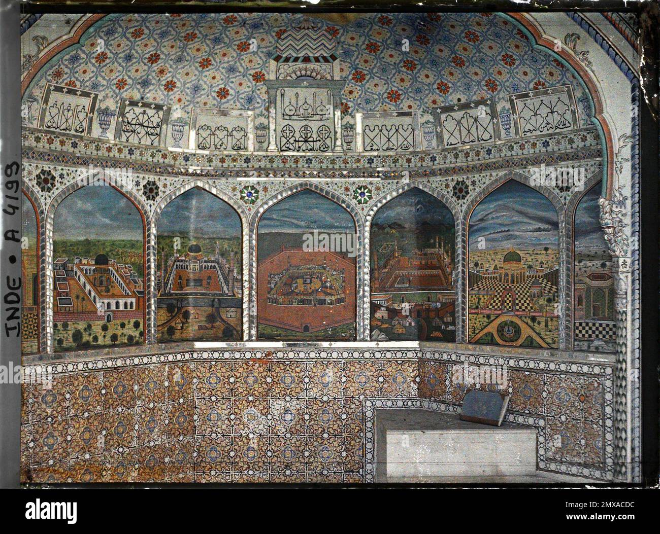 Jaipur, indoor mosque indes: L'arredamento del mihrab, nicchia che simboleggia la presenza del profeta e che indica la direzione della Mecca , 1913-1914 - India, Pakistan - Stéphane Passet - (dicembre 16 - gennaio 29) Foto Stock