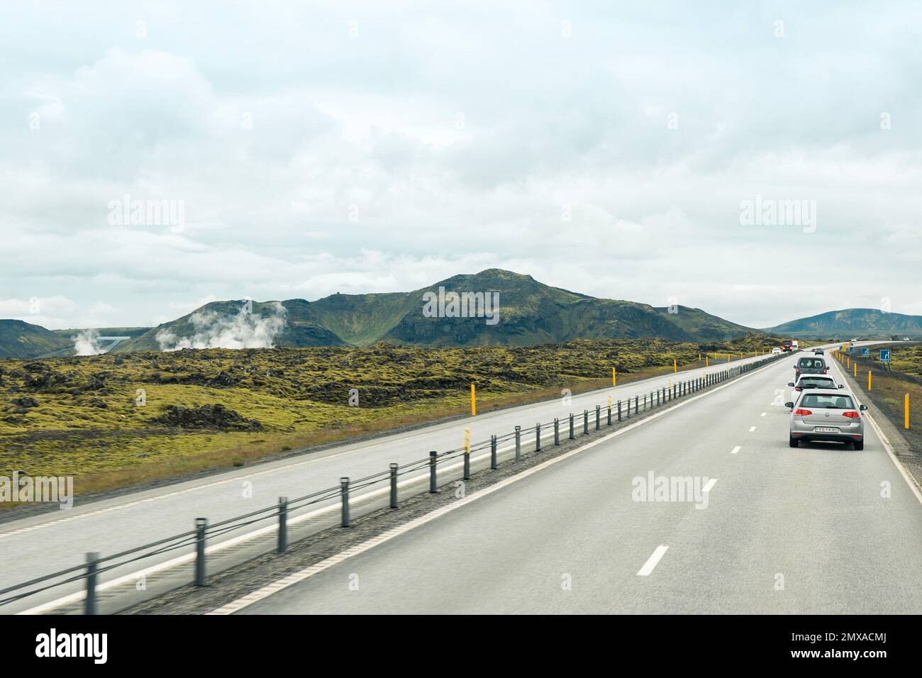Strada o autostrada vuota nell'ambiente naturale dell'Islanda in una giornata nuvolosa Foto Stock
