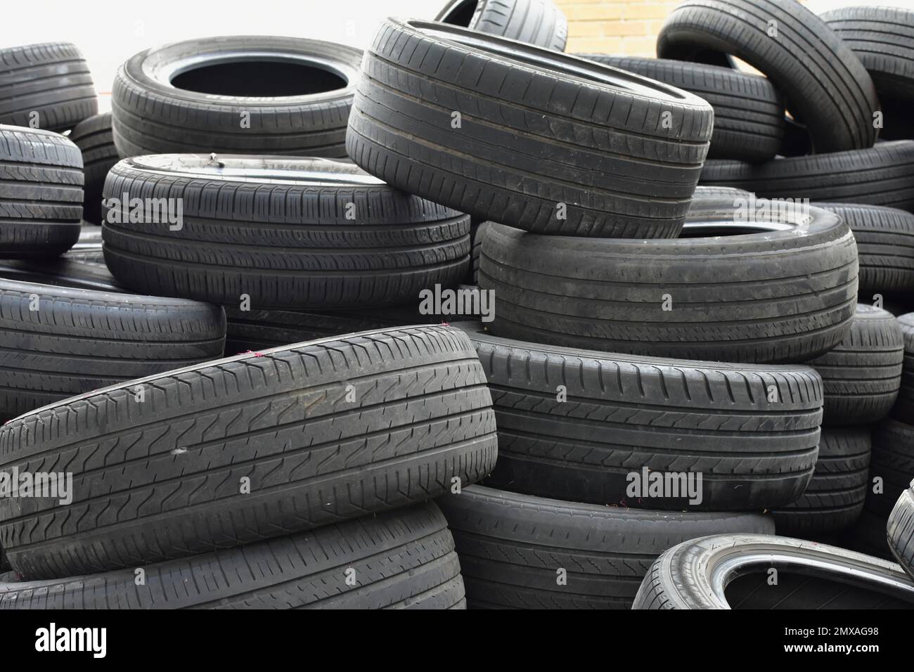 Rifiuti pneumatici in pile pronti per il riciclaggio. Foto Stock