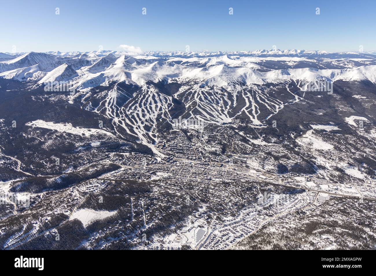 Vista aerea della città di Breckenridge, Colorado, Stati Uniti, in una giornata invernale soleggiata. Foto Stock
