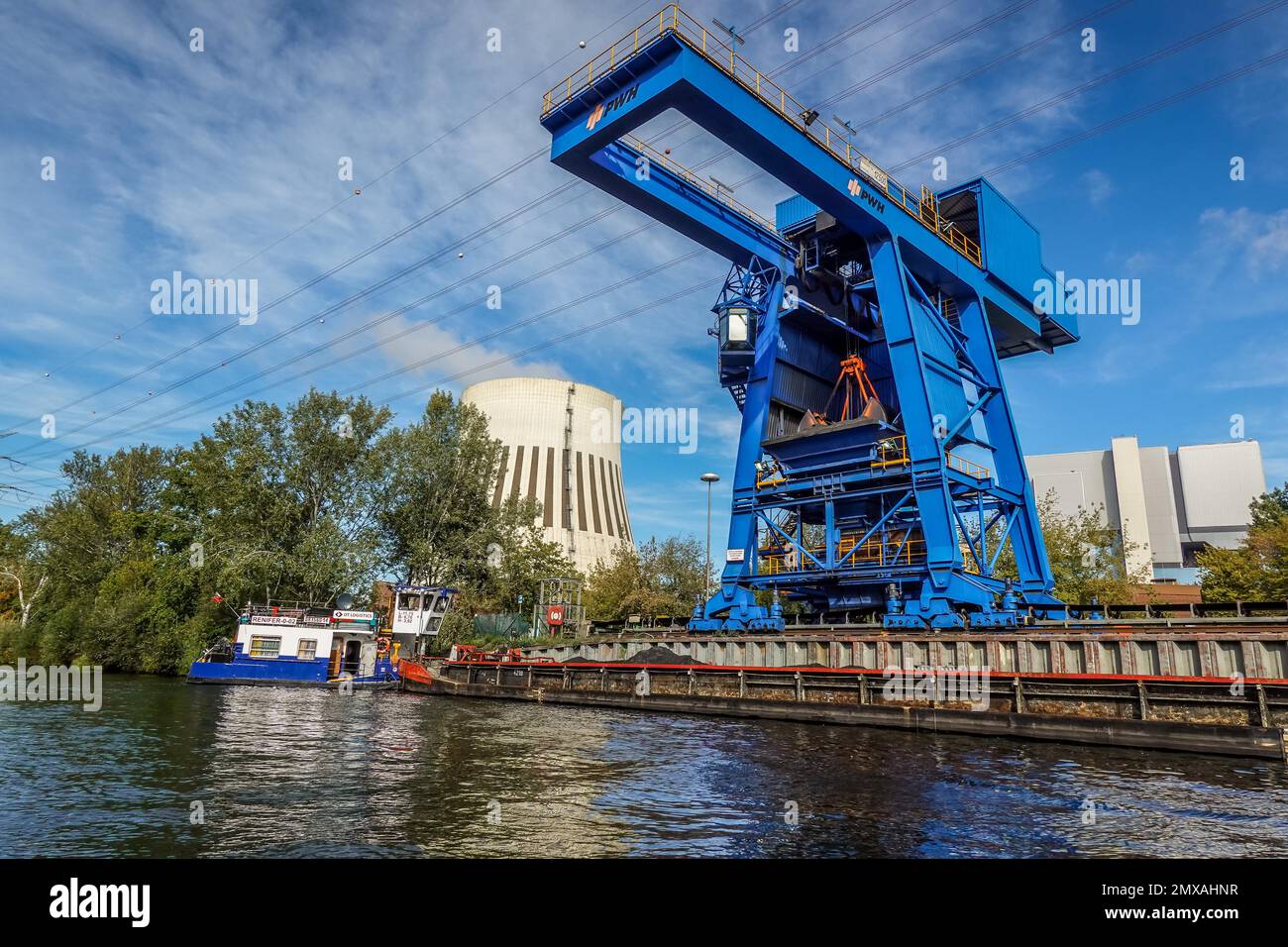 Gru di carico, torre di raffreddamento, Spree, centrale elettrica Reuter West, Siemensstadt, Spandau, Berlino, Germania Foto Stock