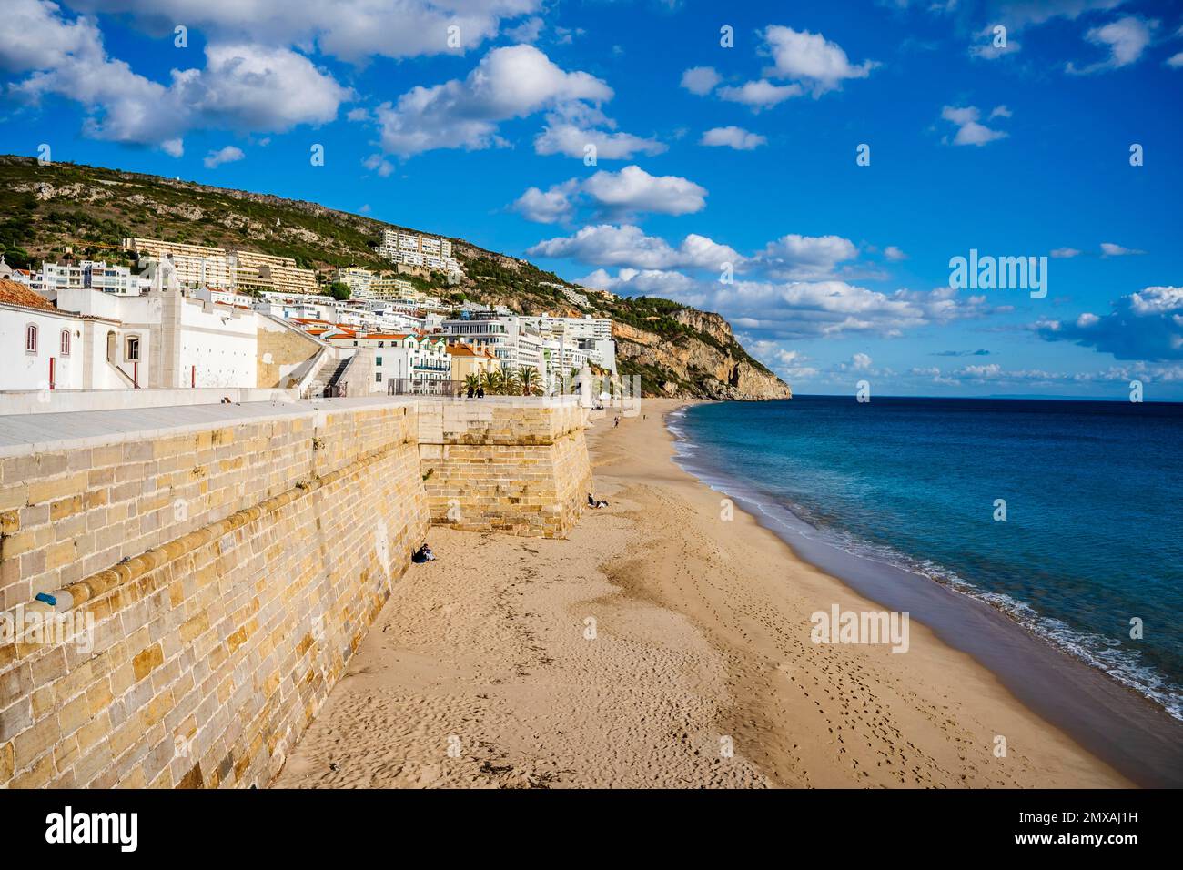 Fortezza di San Giacomo sulla spiaggia di Sesimbra, area metropolitana di Lisbona, Portogallo Foto Stock