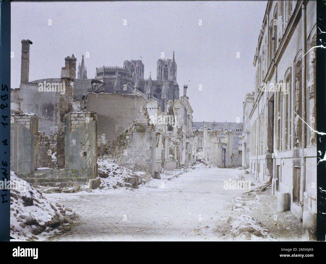 Reims, Marne, Champagne, Francia rue Eugène Desteuque, con la cattedrale in fondo , 1917 - Marne - Fernand Cuville (sezione fotografica degli eserciti) Foto Stock