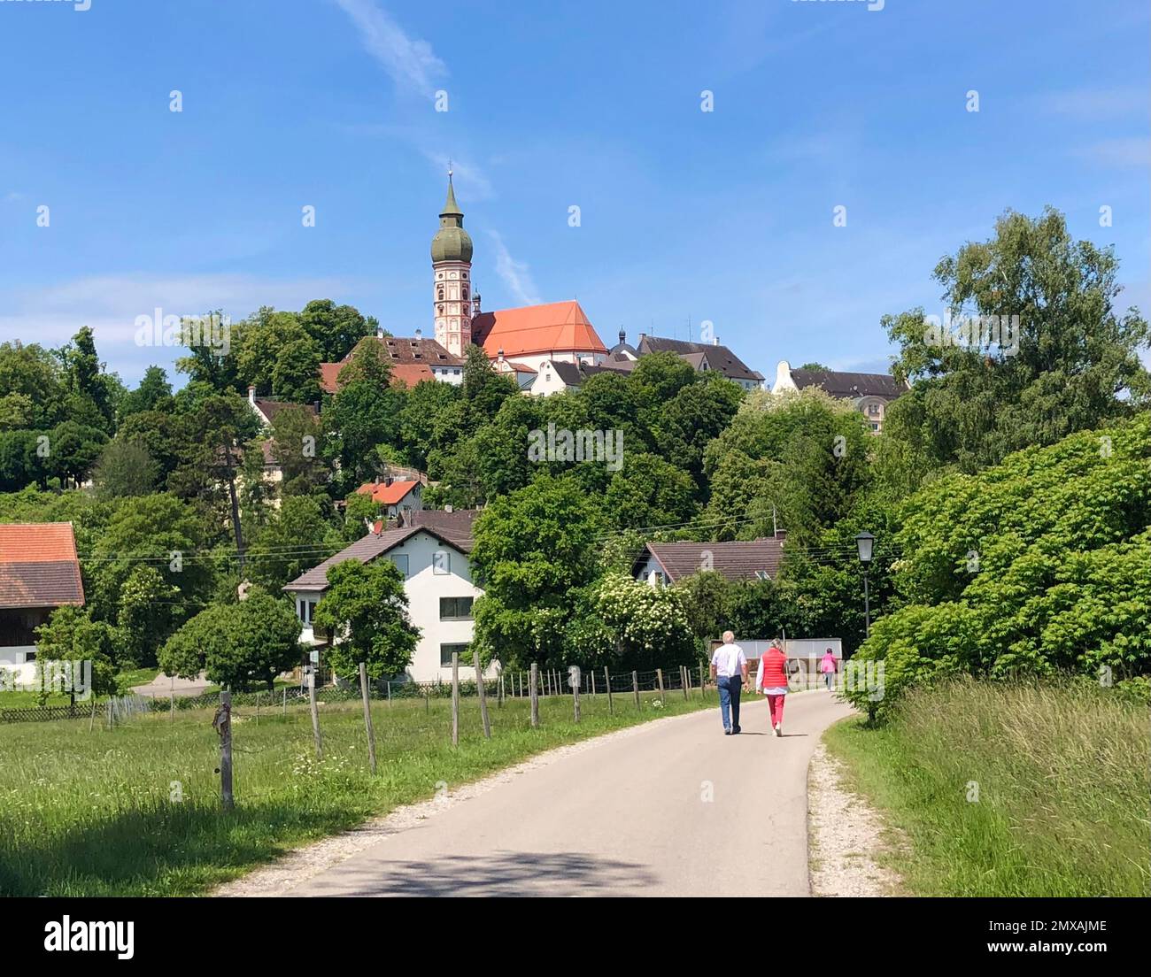 Percorso per il monastero di Andechs, la chiesa e la torre sul retro, Pfaffenwinkel, le colline alpine, alta Baviera, Baviera, Germania Foto Stock