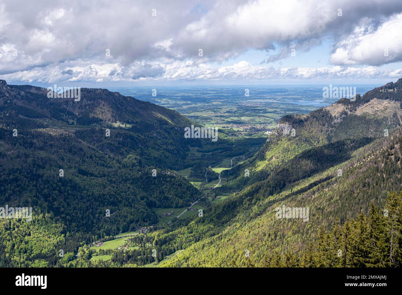 Vista sulla valle vicino Sabrang, escursioni al Geigelstein in primavera, Alpi Chiemgau, Baviera, Germania Foto Stock