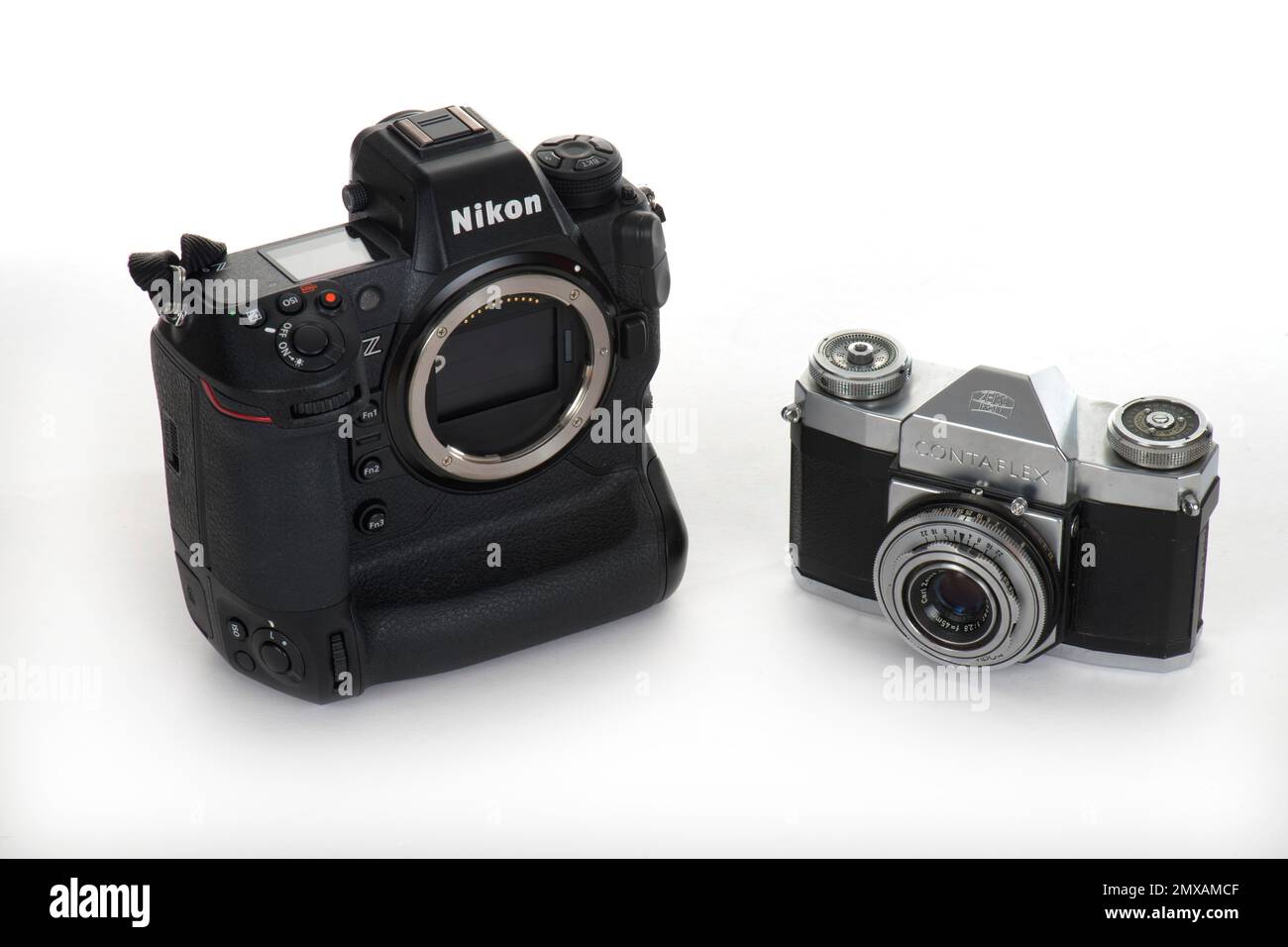 Storia della fotocamera, Zeiss-Ikon Contaflex con Tessar 2. 8 45mm da 1959 e Nikon Z9 da 2022, Germania Foto Stock