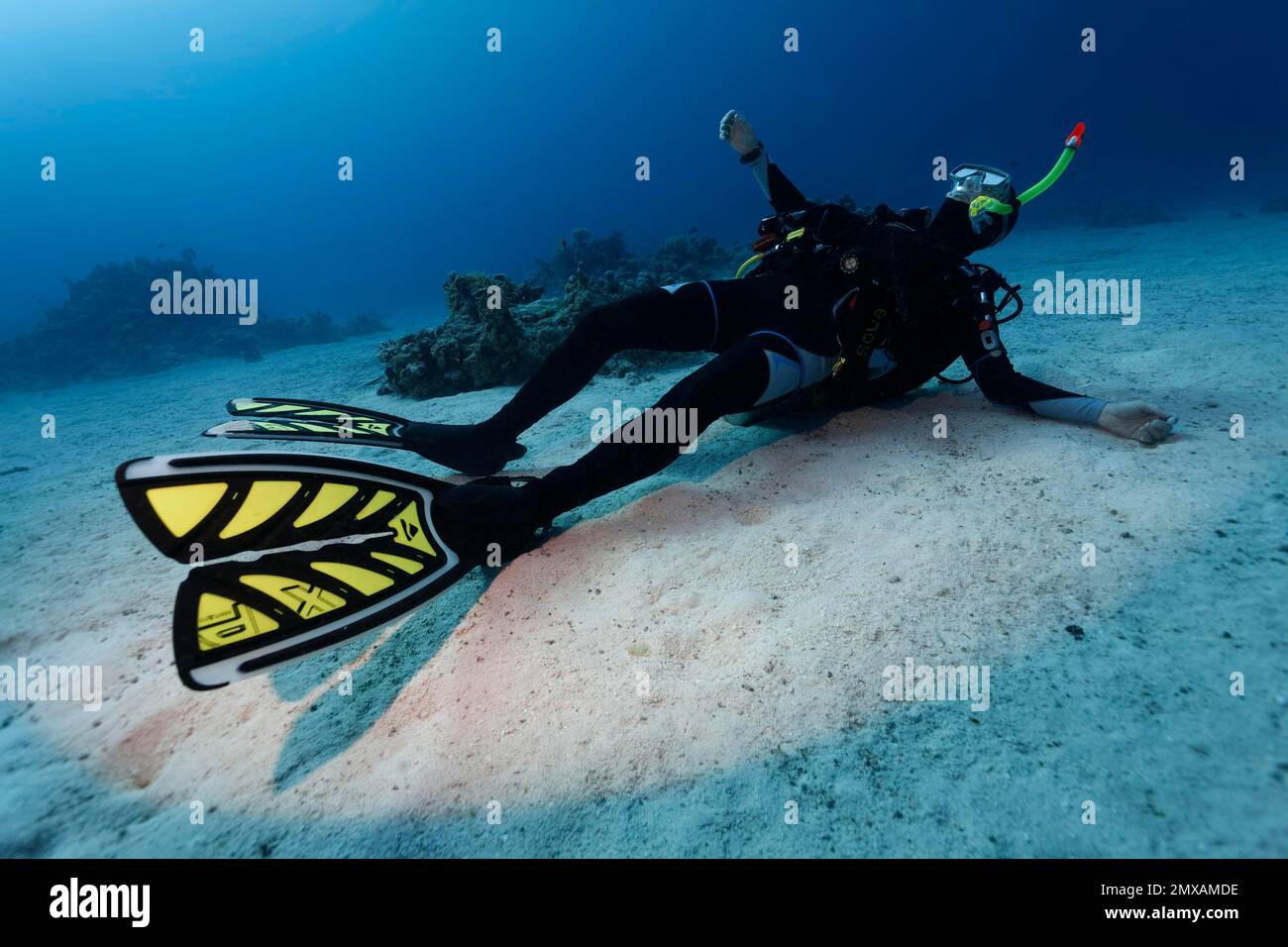Dead Diver sdraiato sul fondo sabbioso, simulazione, Port Safaga, Mar Rosso, Egitto Foto Stock