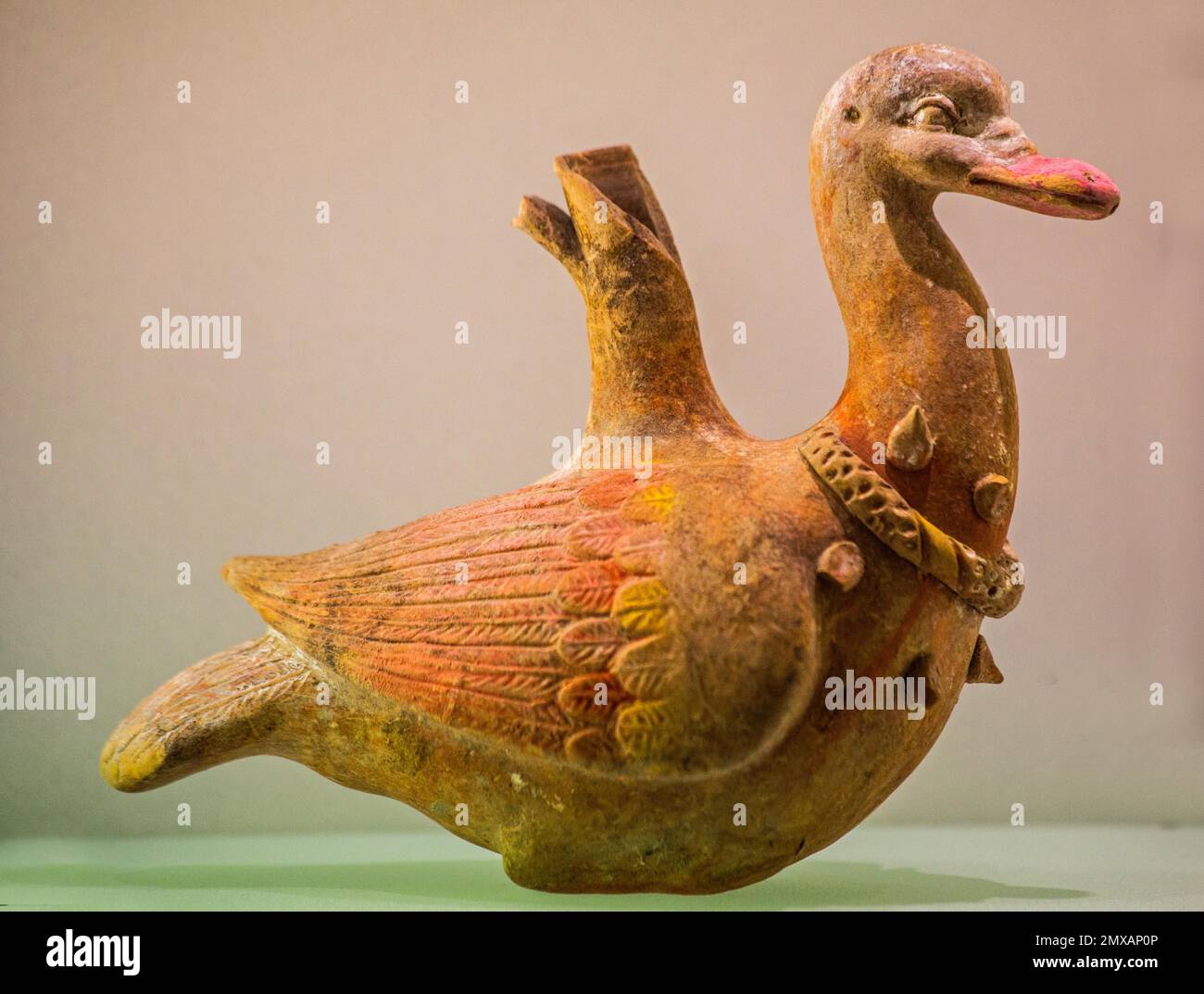 Vaso in ceramica a forma di anatra, Museo Archeologico Nazionale, Taranto, Puglia, Taranto, Puglia, Italia Foto Stock