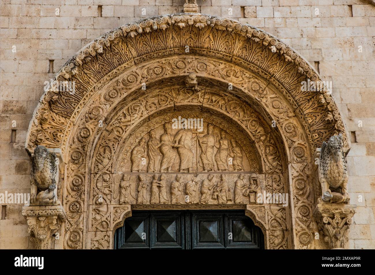 Portale del Duomo di San Valentino, opera della scuola lombarda, Bitonto, Puglia, Bitonto, Puglia, Italia Foto Stock
