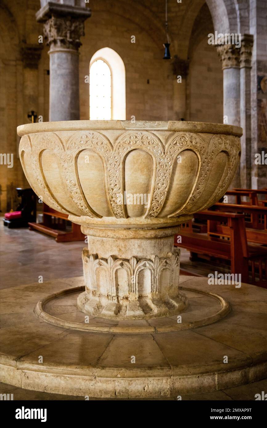 Fonte battesimale del Duomo di San Valentino, opera della scuola lombarda, Bitonto, Puglia, Bitonto, Puglia, Italia Foto Stock