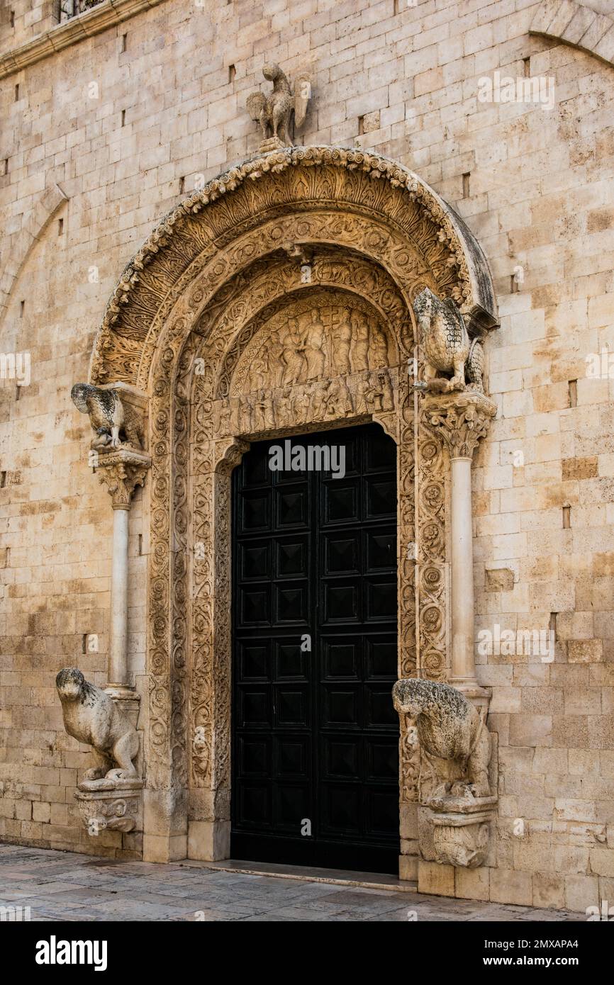 Portale del Duomo di San Valentino, opera della scuola lombarda, Bitonto, Puglia, Bitonto, Puglia, Italia Foto Stock