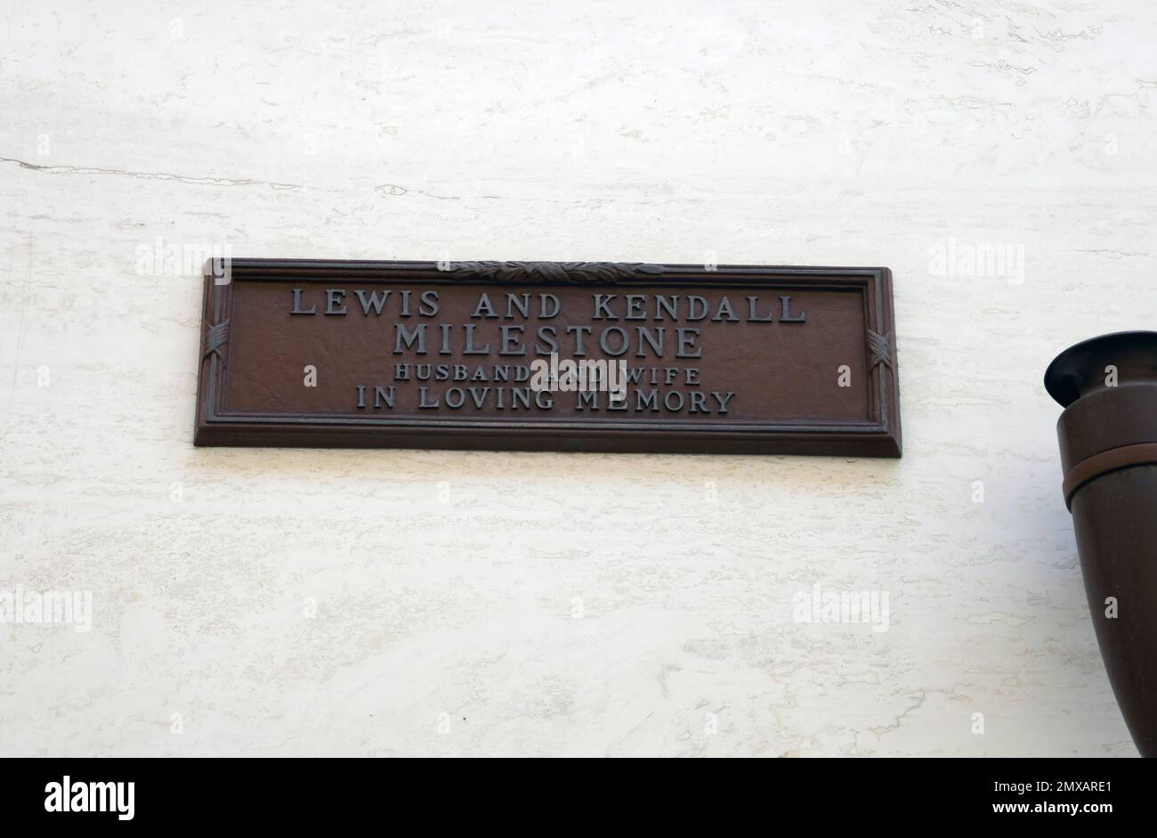 Los Angeles, California, USA 31st Gennaio 2023 Una visione generale dell'atmosfera della tomba del regista Lewis Milestone al Pierce Brothers Westwood Village Memorial Park Cemetery il 31 Gennaio 2023 a Los Angeles, California, USA. Foto di Barry King/Alamy Stock Photo Foto Stock