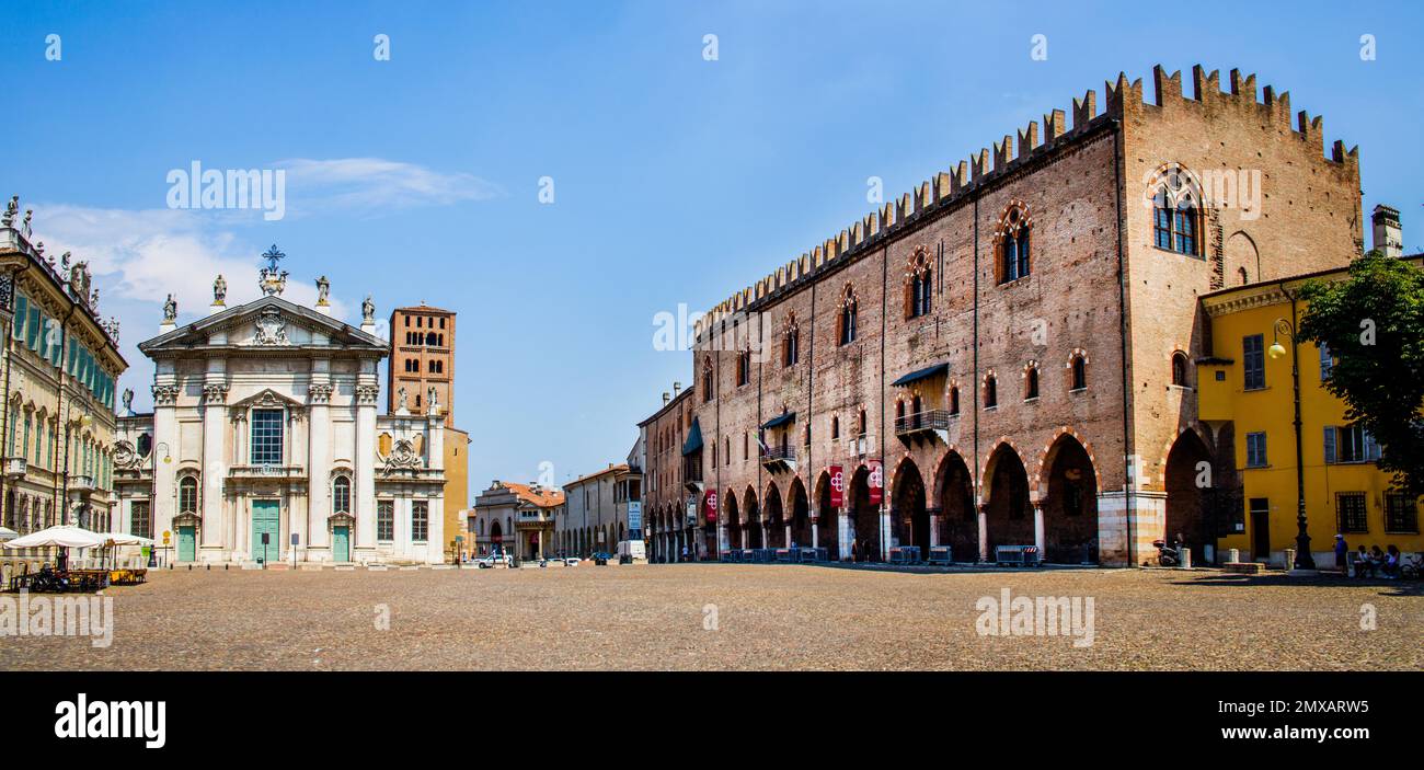 Veduta della Cattedrale di San Pedro e del Palazzo Ducale in Piazza Sordello, Mantova, Lombardia, Italia, Mantova, Lombardia, Italia Foto Stock