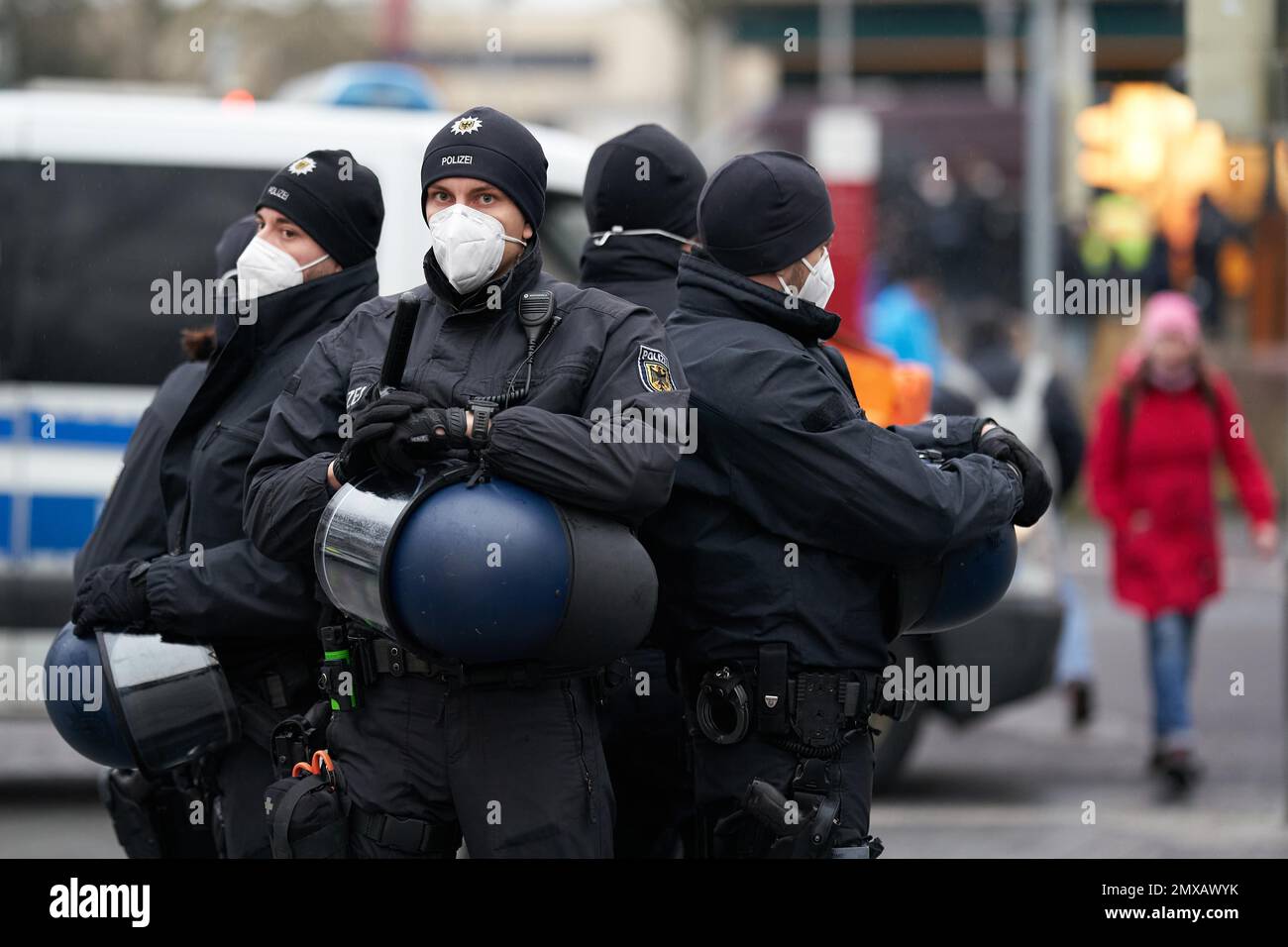 Ufficiali di polizia ai margini di una manifestazione di Querdenker contro le misure Corona Coblenza, Renania-Palatinato, Germania Foto Stock