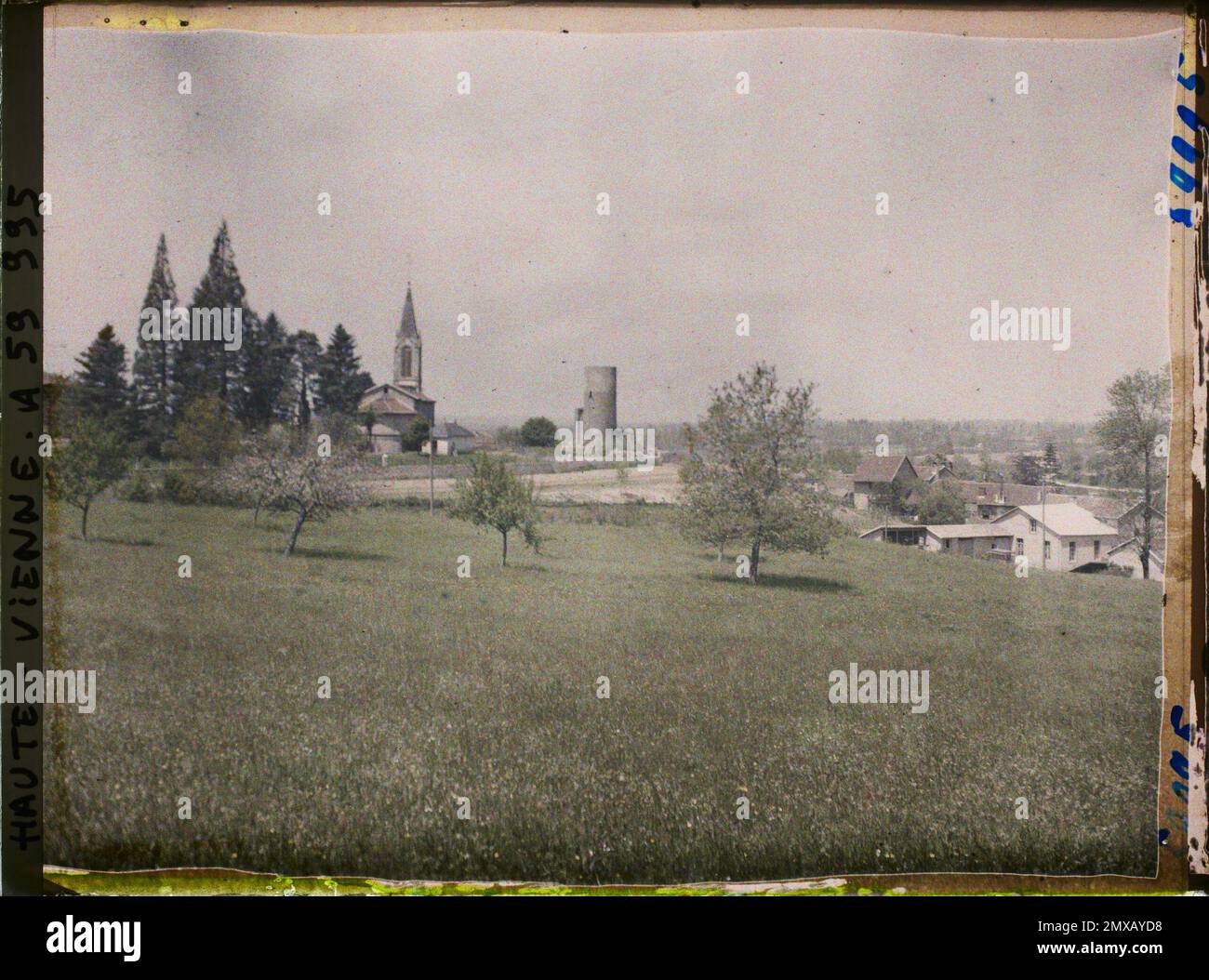 Châlus, Francia Vista della città e del suo castello chiamato Château de Châlus-Chabrol , 1929 - Province francesi - Stéphane Passet - (marzo 26 - maggio 18) Foto Stock