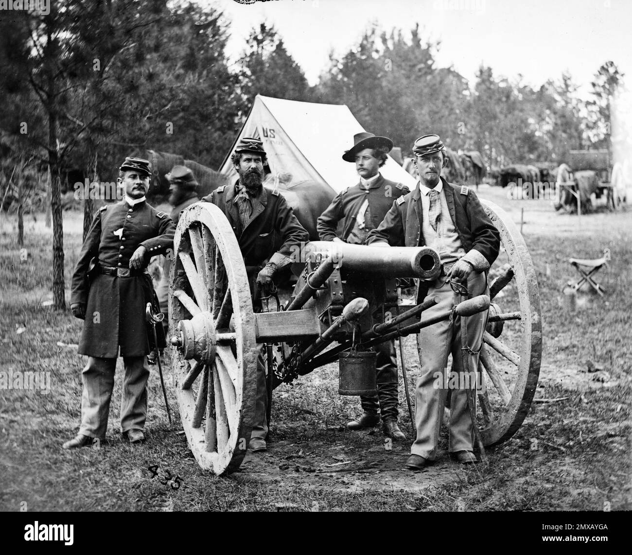 La Battaglia di sette pini (nota anche come Battaglia di Fair Oaks o Fair Oaks Station) si è svolta il 31 maggio e il 1 giugno 1862 nella contea di Henrico, in Virginia, come parte della campagna Peninsula della guerra civile americana. Fu il culmine di un'offensiva sulla penisola della Virginia guidata dal maggiore generale dell'Unione George McClellan, in cui l'esercito del Potomac raggiunse la periferia di Richmond. Questa foto mostra il Sig. Robert Clarke, il Sig. John C. Tidball, il Sig. William N. Dennison e il Sig. Alexander C.M. Pennington, che erano ufficiali della Brigata dell'Artiglieria del Cavallo, comandato dal col. William Hays. Foto Stock