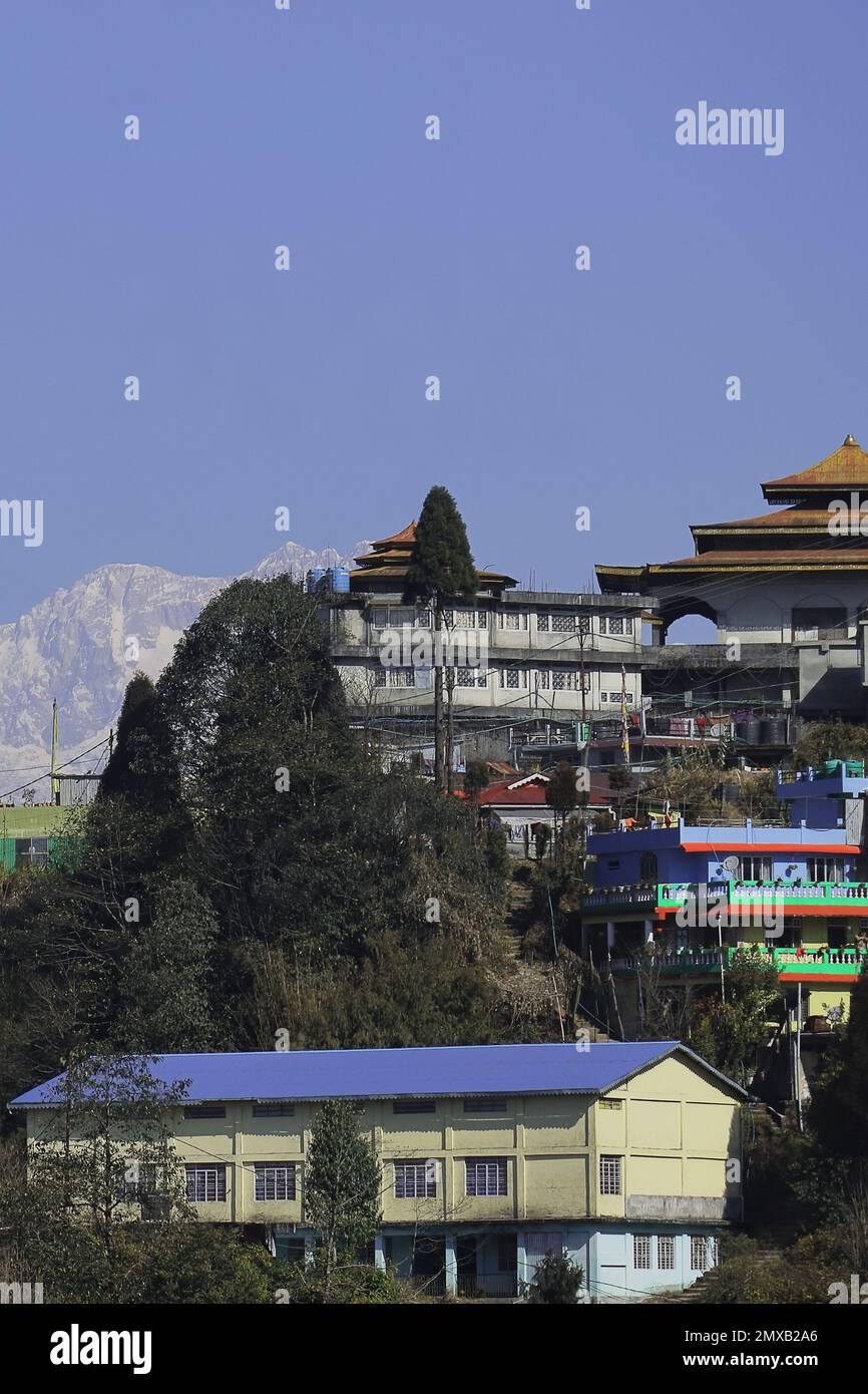 bella darjeeling collina stazione o paesaggio urbano, montagne innevate himalaya sullo sfondo, bengala occidentale in india Foto Stock