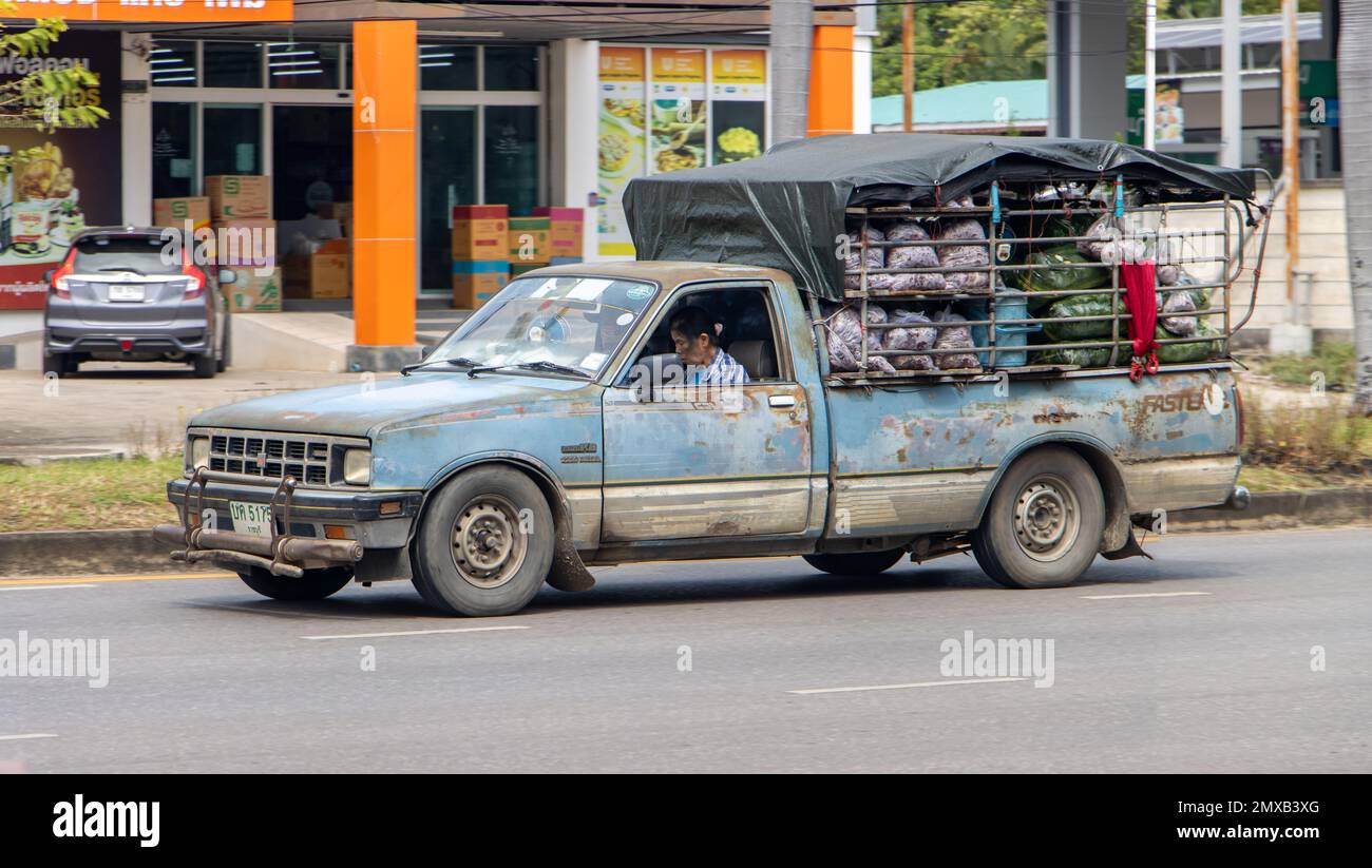 RATCHABURI, THAILANDIA, 16 2022 NOVEMBRE, un vecchio pick-up camion trasporta un carico di ingredienti freschi in sacchetti Foto Stock