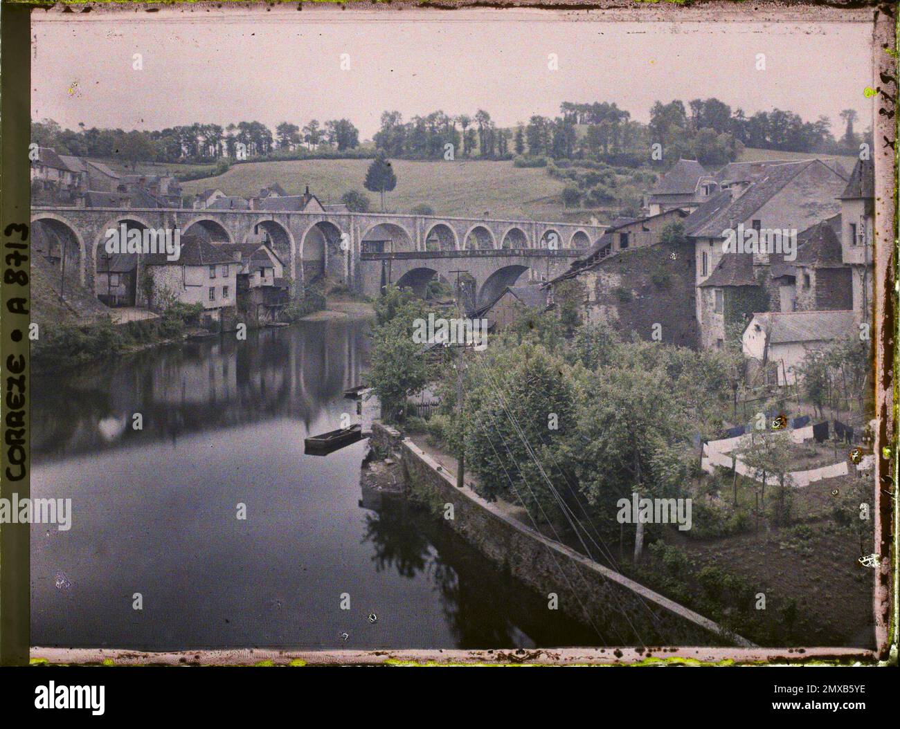 Uzerche, Francia Vista del ponte finale sulla Vézère e i due ponti ad angolo retto , 1916 - Province francesi - Jean Brunhes, Auguste Léon e Georges Chevalier - (aprile-luglio) Foto Stock