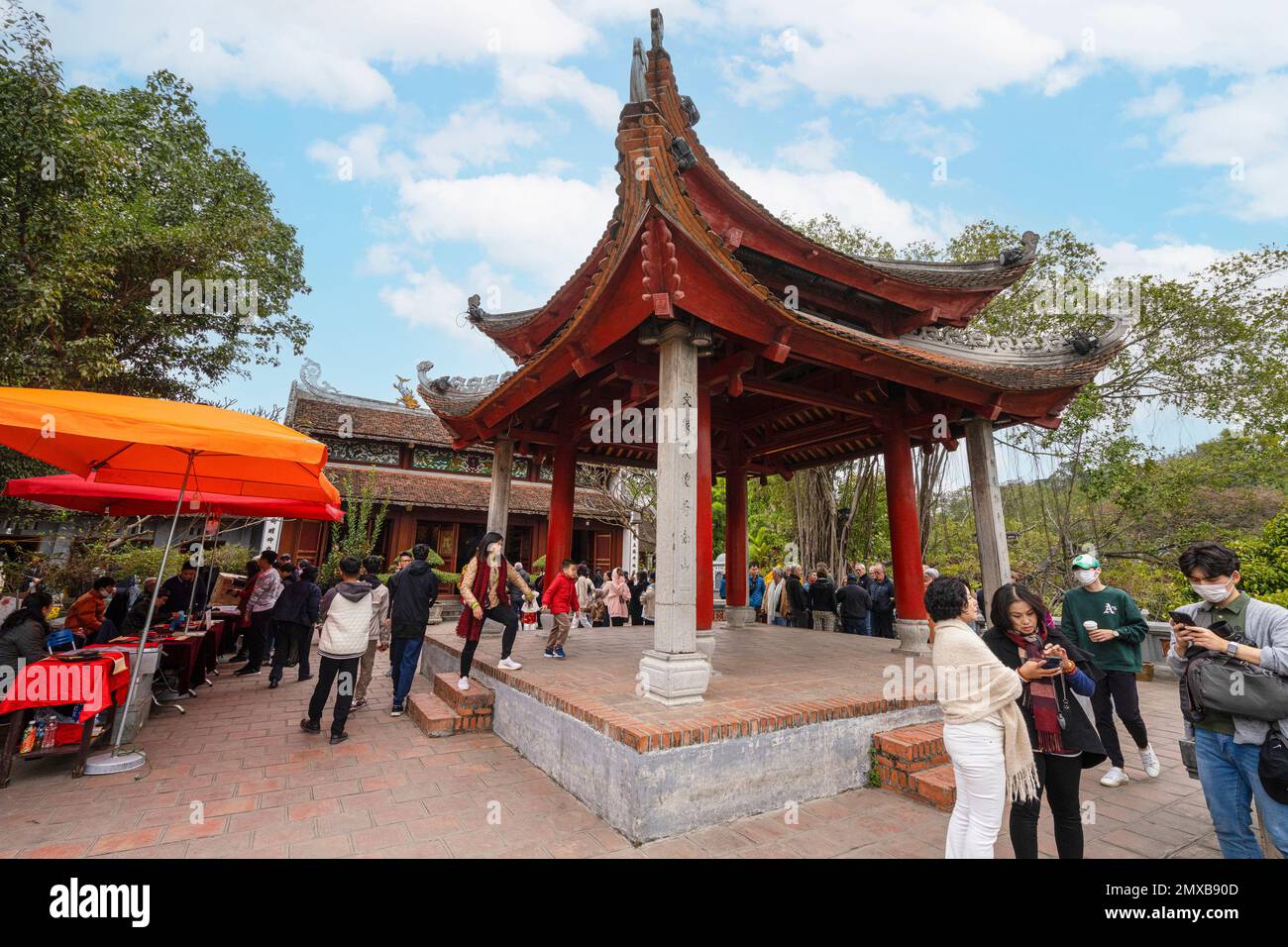 Hanoi, Vietnam, gennaio 2023. Vista del Tempio di Ngoc Son, tempio confuciano sul lago Hoan Kiem attraversato da un ponte, con torre e padiglioni dedicati Foto Stock