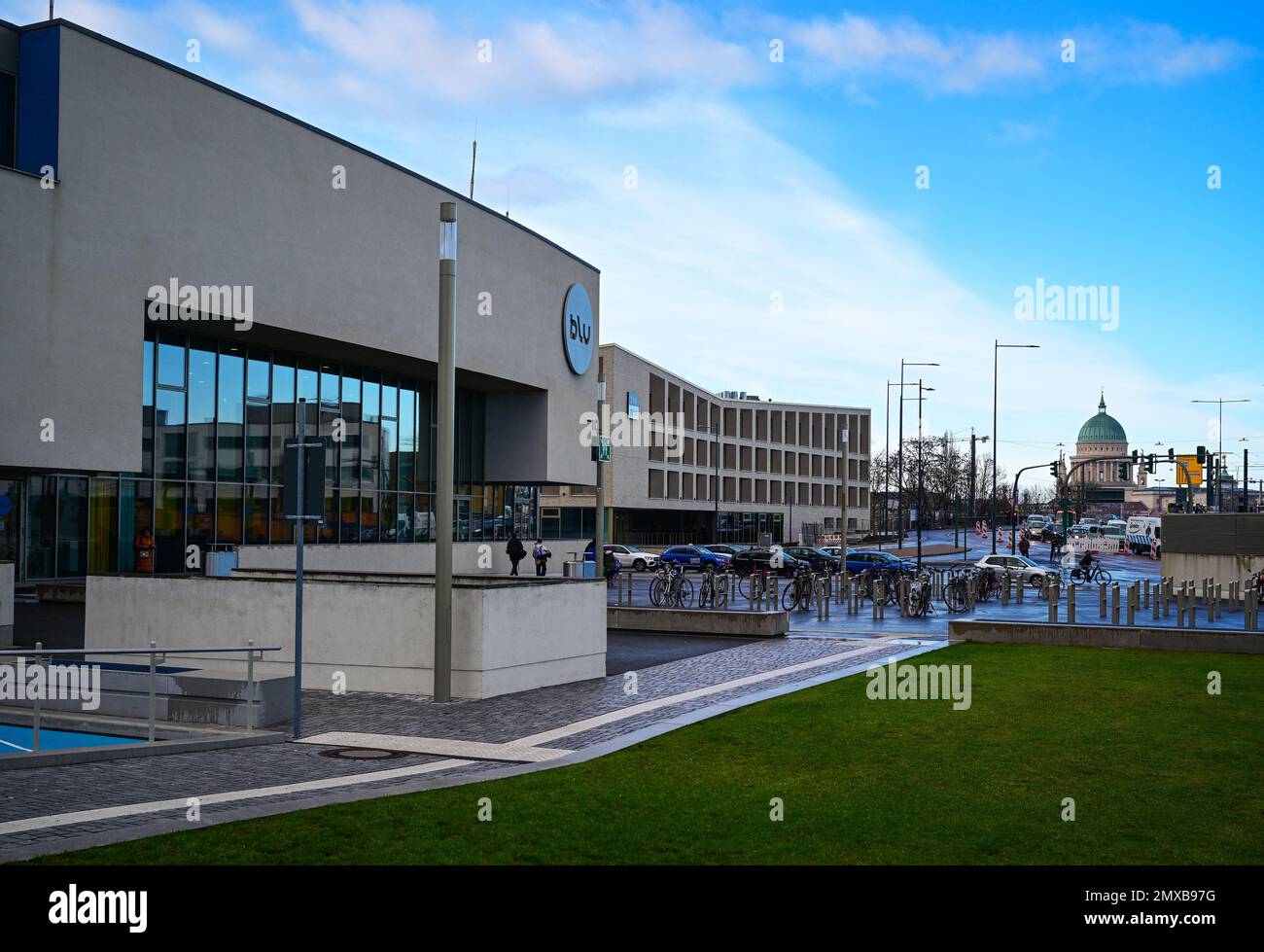 Potsdam, Germania. 02nd Feb, 2023. L'area d'ingresso della piscina sportiva e per il tempo libero Blu. La piscina coperta è stata aperta nel 07.06.2017 e dispone di un'area per il tempo libero e la famiglia con scivoli, piscina per le bolle e parete per arrampicata, un'area benessere con cinque saune e un'area per il nuoto sportivo con una torre per immersioni e una piscina per l'insegnamento. Il Blu appartiene alla Bäderlandschaft Potsdam GmbH. Credit: Soeren Stache/dpa/Alamy Live News Foto Stock