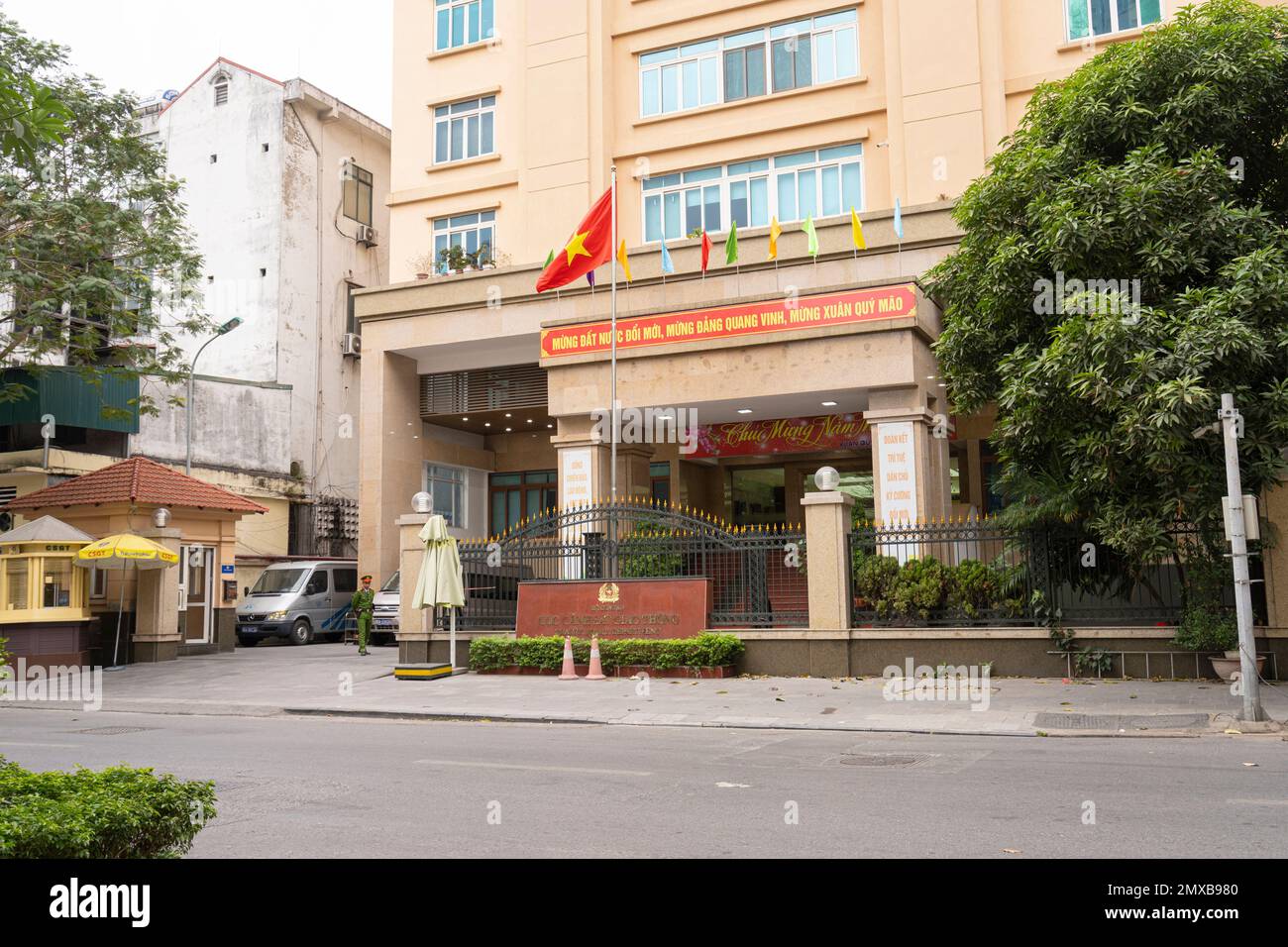 Hanoi, Vietnam, gennaio 2023. Vista esterna della sede centrale del Dipartimento di polizia stradale nel centro della città Foto Stock
