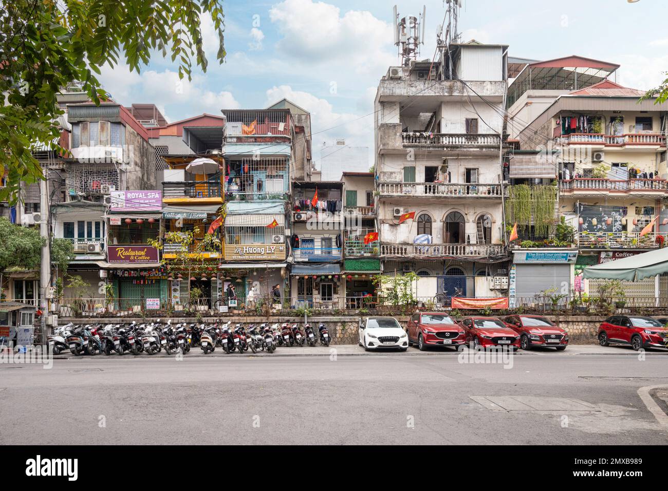 Hanoi, Vietnam, gennaio 2023. vista sulle case caratteristiche del centro storico Foto Stock