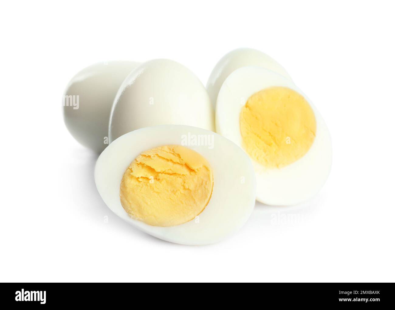 Uova fresche di pollo sode isolate su bianco Foto Stock