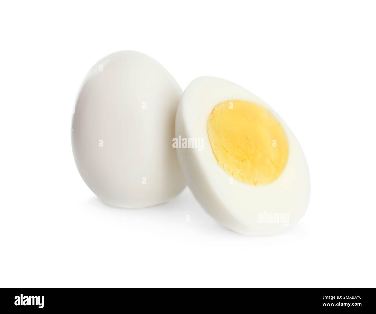 Uova fresche di pollo sode isolate su bianco Foto Stock